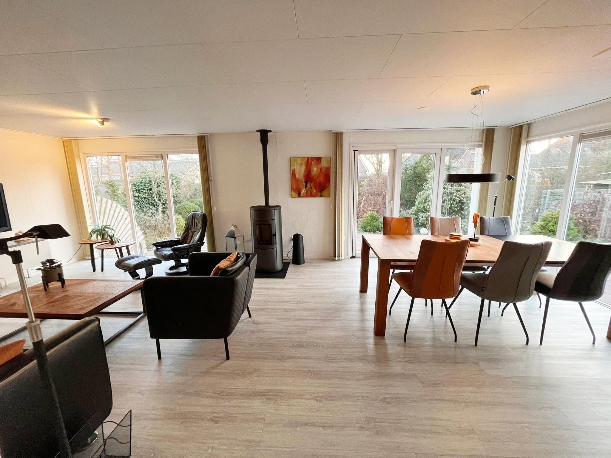 De woonkamer van Fijne bungalow in Makkum in Friesland