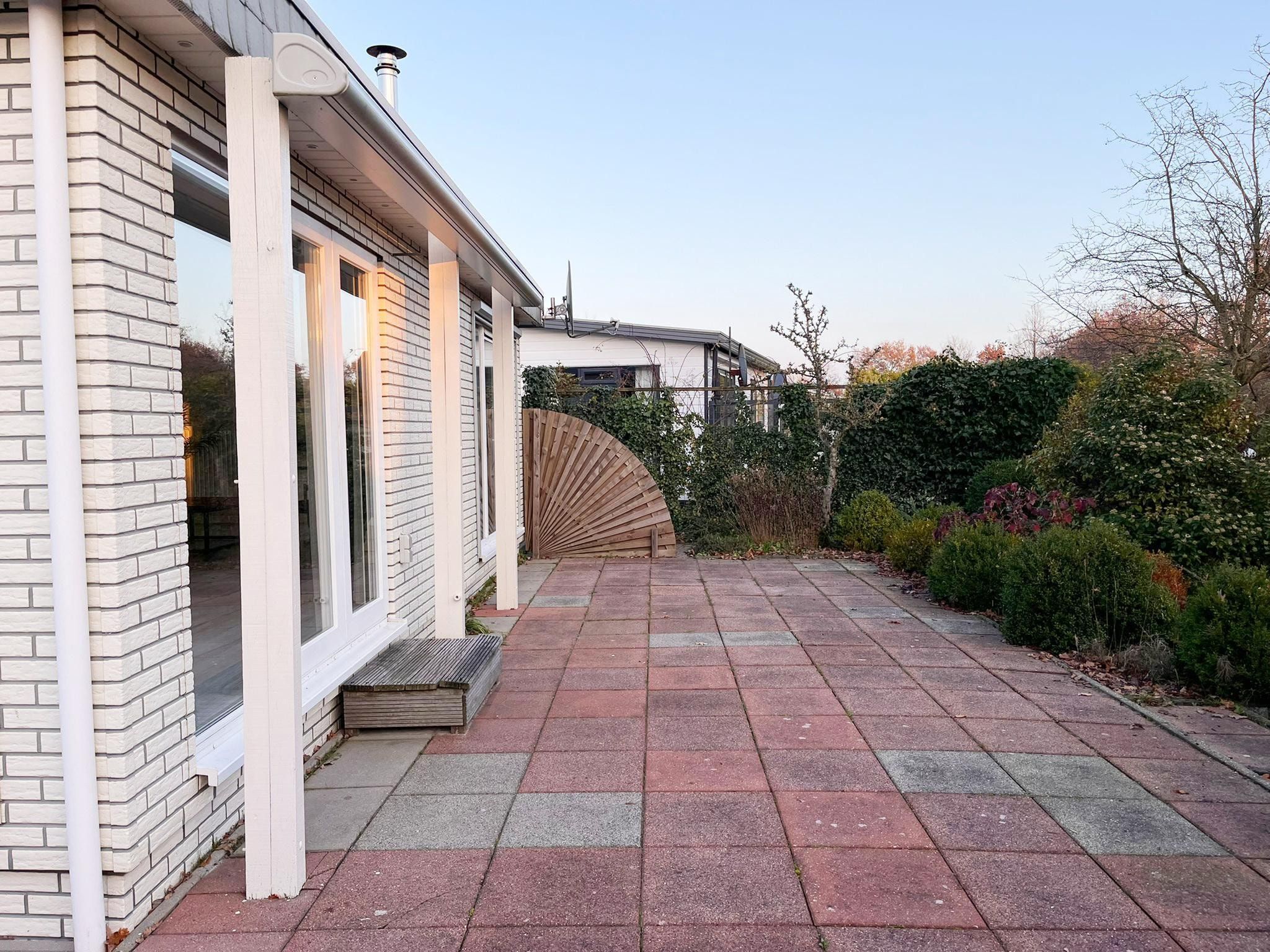 Het terras van Fijne bungalow in Makkum in Friesland