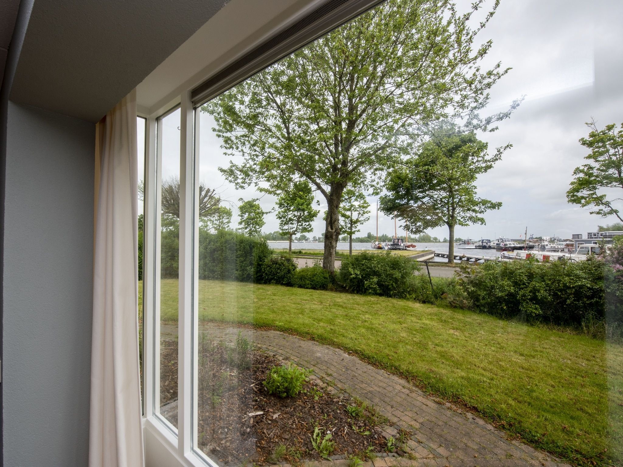 Het uitzicht vanaf Villa aan het water in Terherne in Terherne