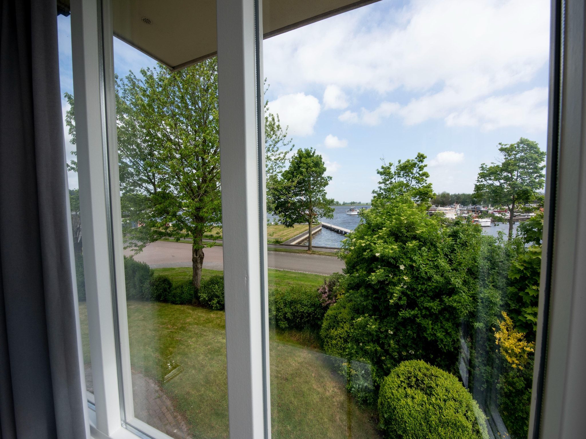 Het uitzicht vanaf Villa aan het water in Terherne in Terherne