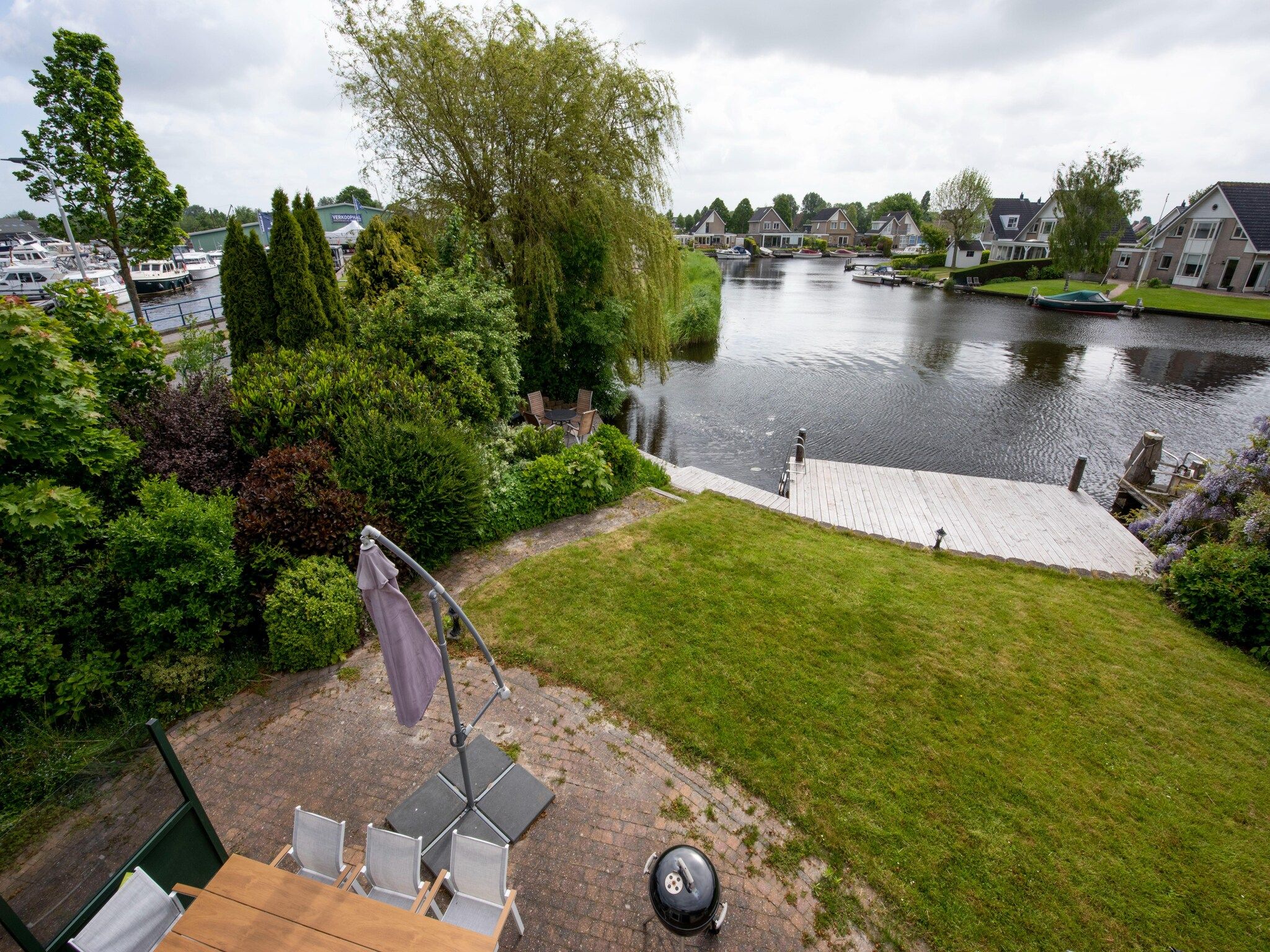 De tuin van Villa aan het water in Terherne in Terherne