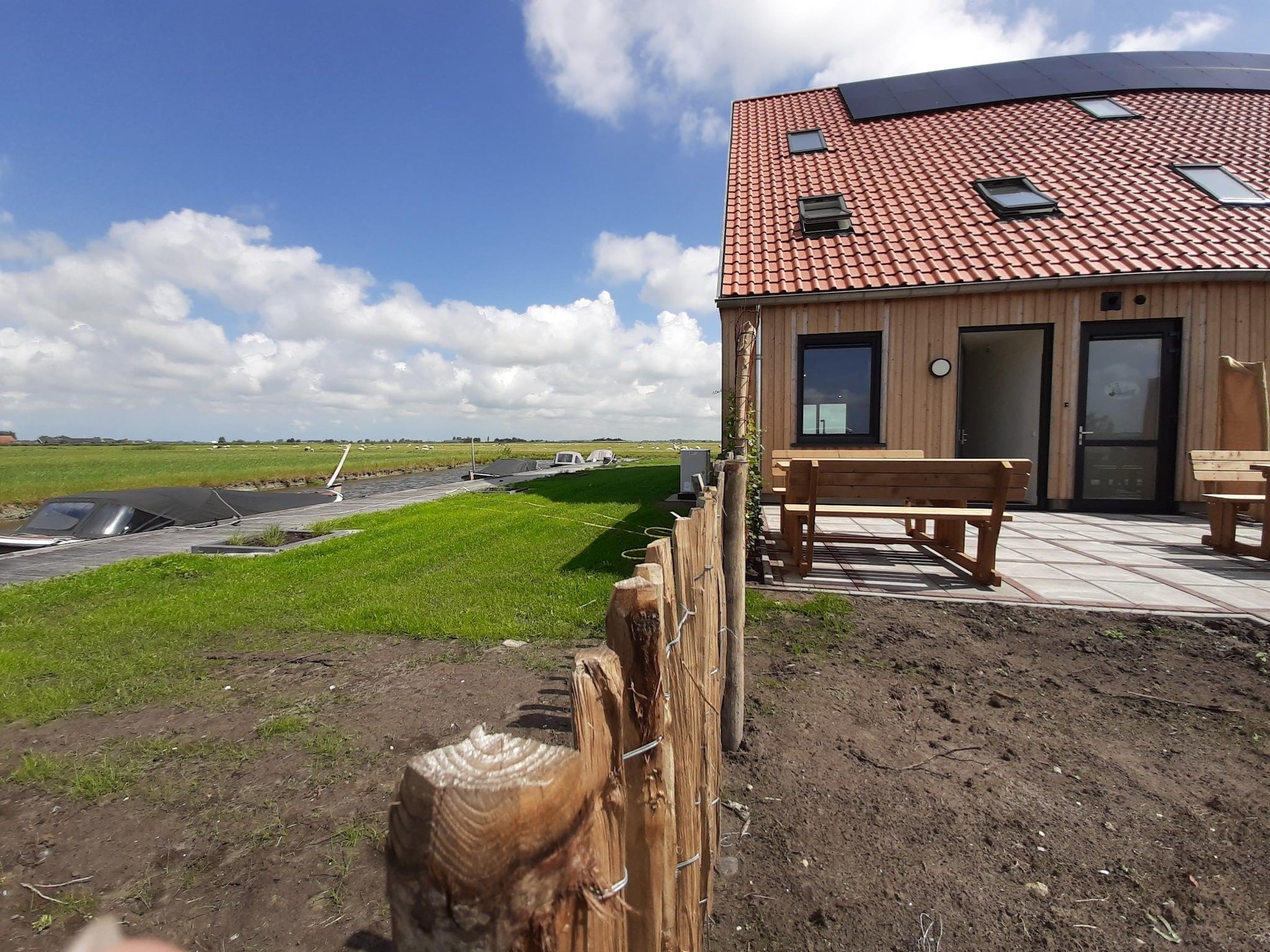 De buitenkant van 20 persoons villa in Leons