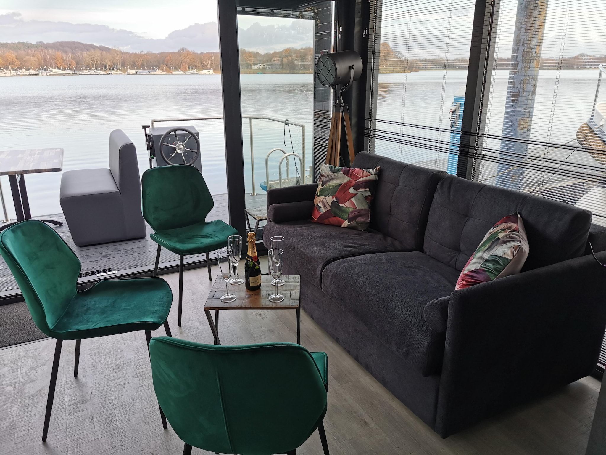 De woonkamer van Houseboat Marina Mookerplas 1 in Middelaar