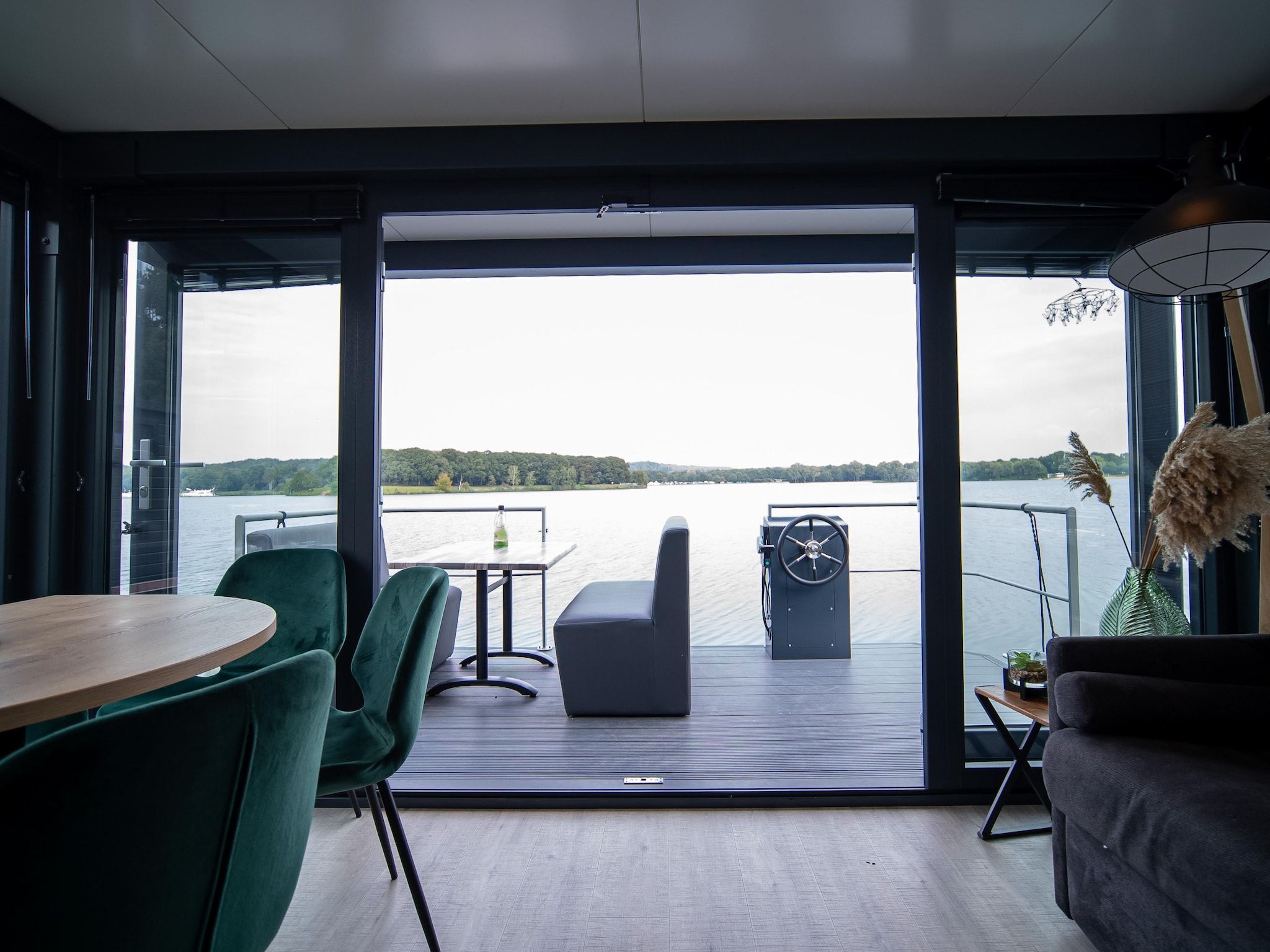 De woonkamer van Houseboat Marina Mookerplas 1 in Middelaar