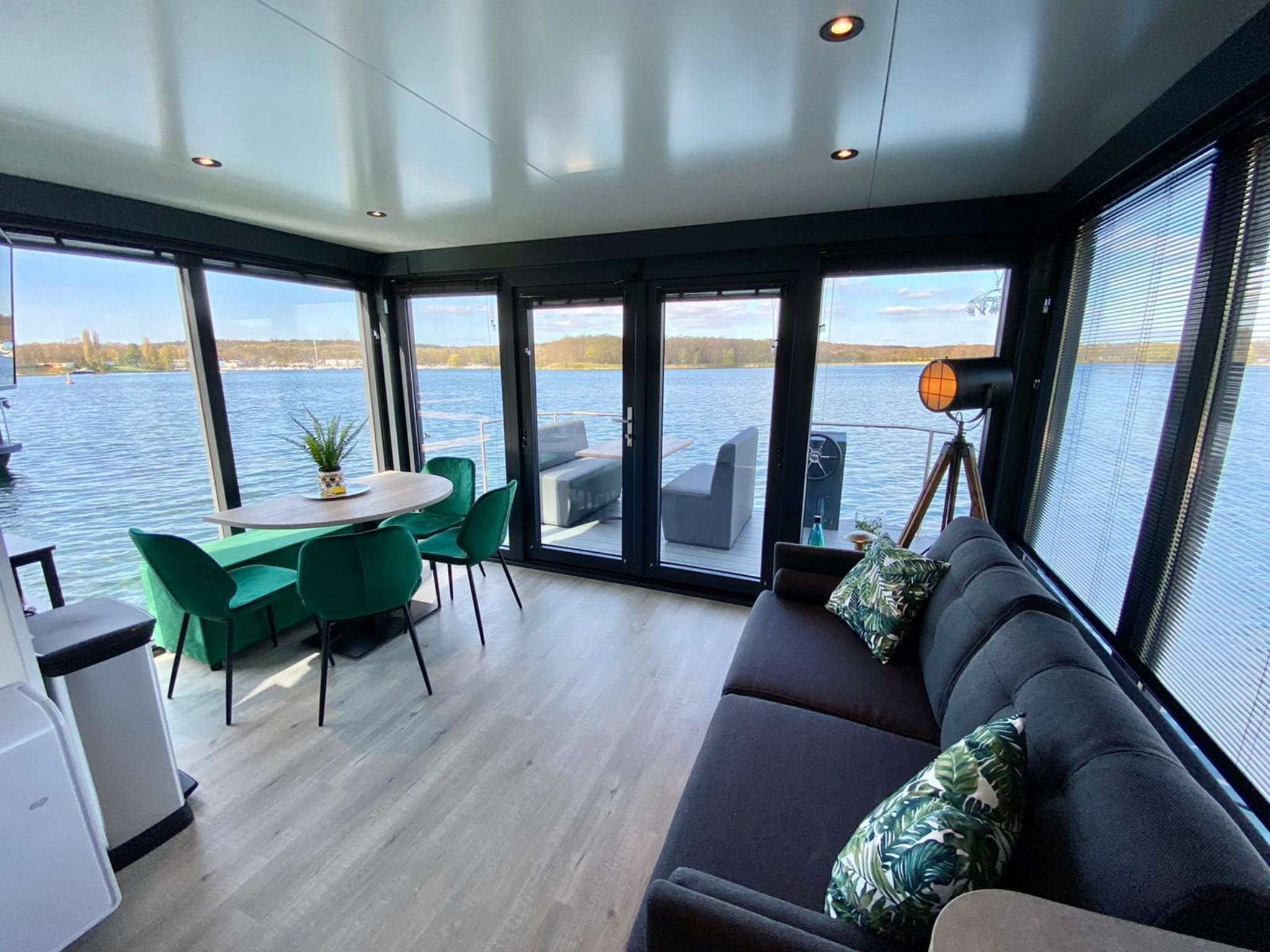 De woonkamer van Houseboat Marina Mookerplas 1 in Middelaar