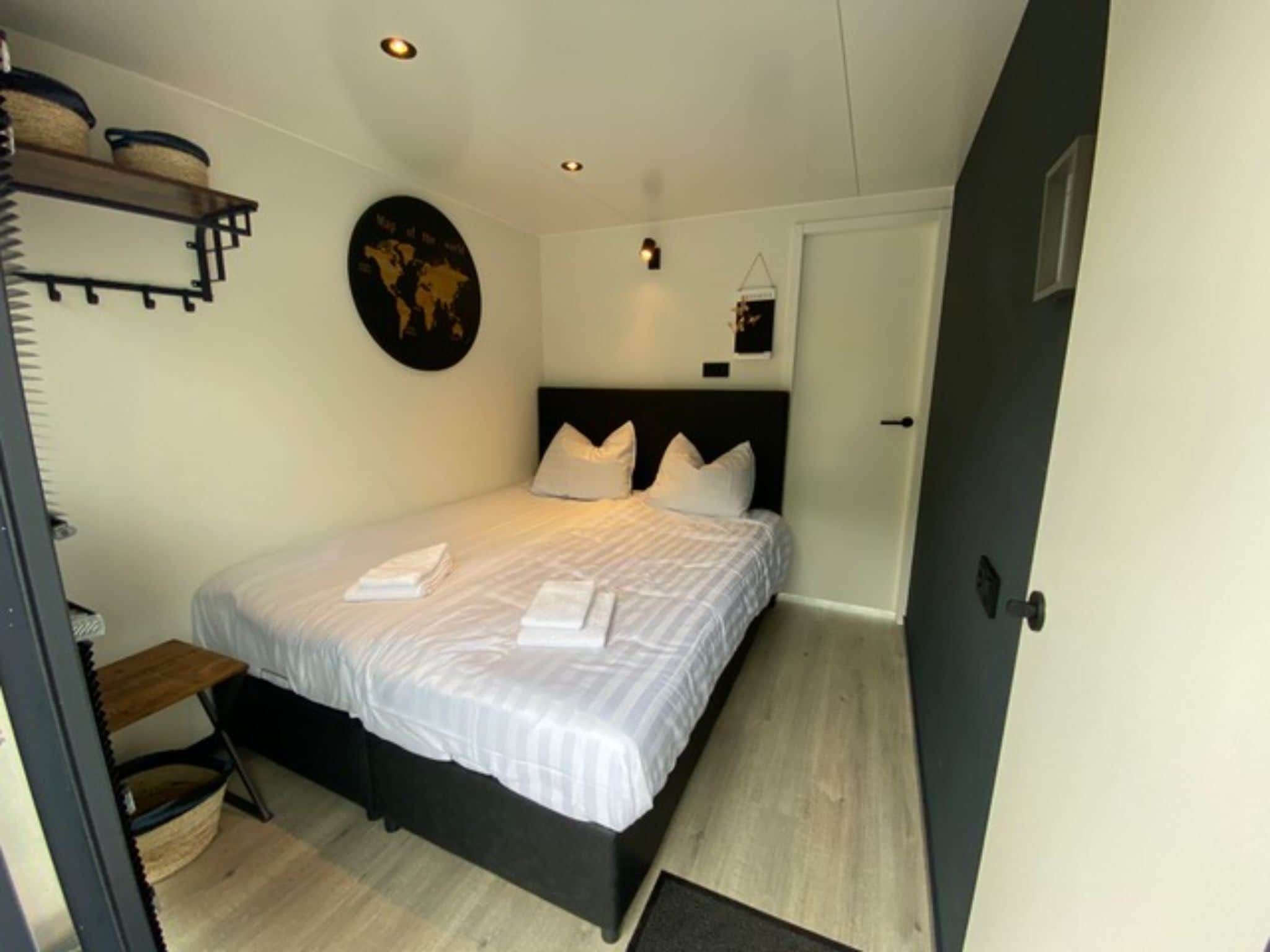Een slaapkamer van Houseboat Marina Mookerplas 1 in Middelaar