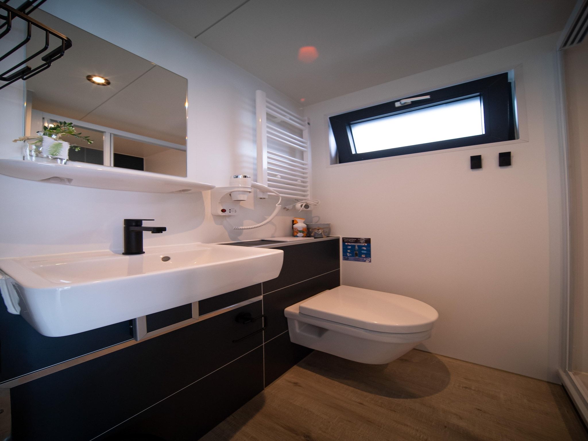 De badkamer van Houseboat Marina Mookerplas 1 in Middelaar
