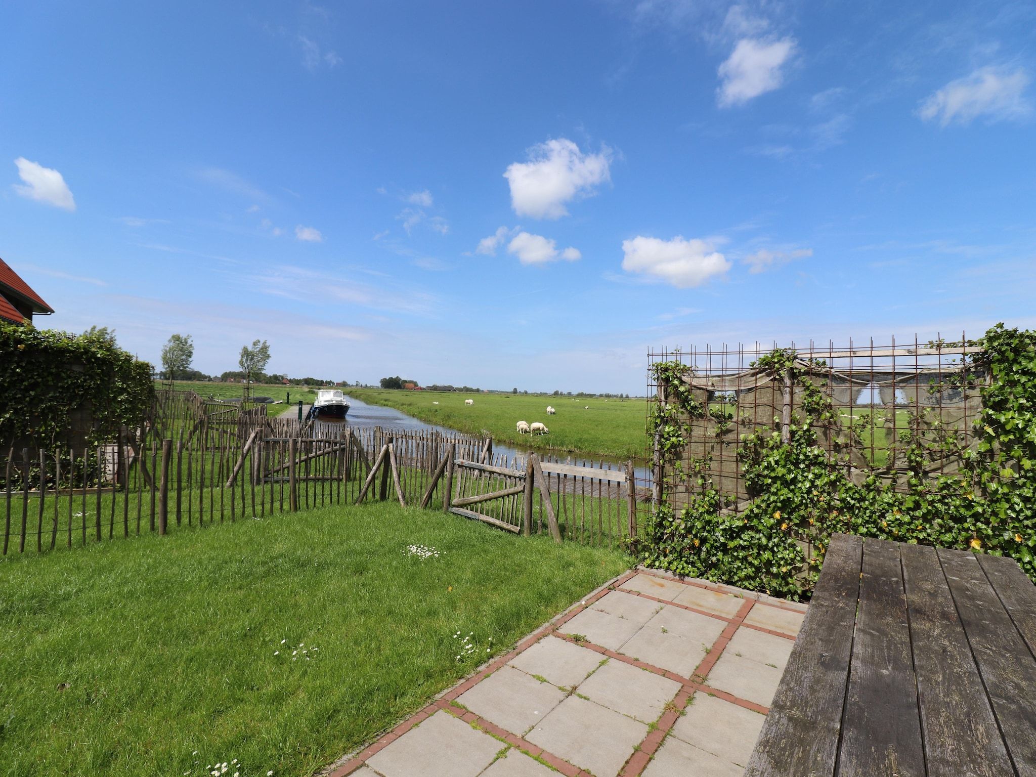 Het uitzicht vanaf Friese Villa in Leons in Leons