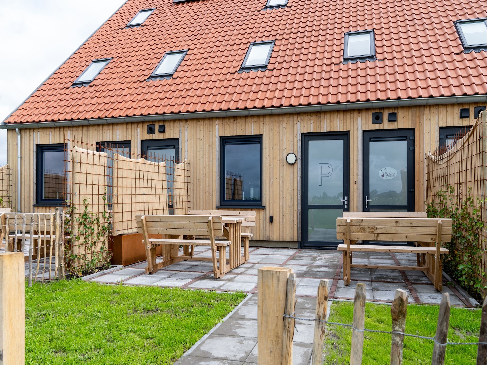 De tuin van 20 persoons villa in Leons