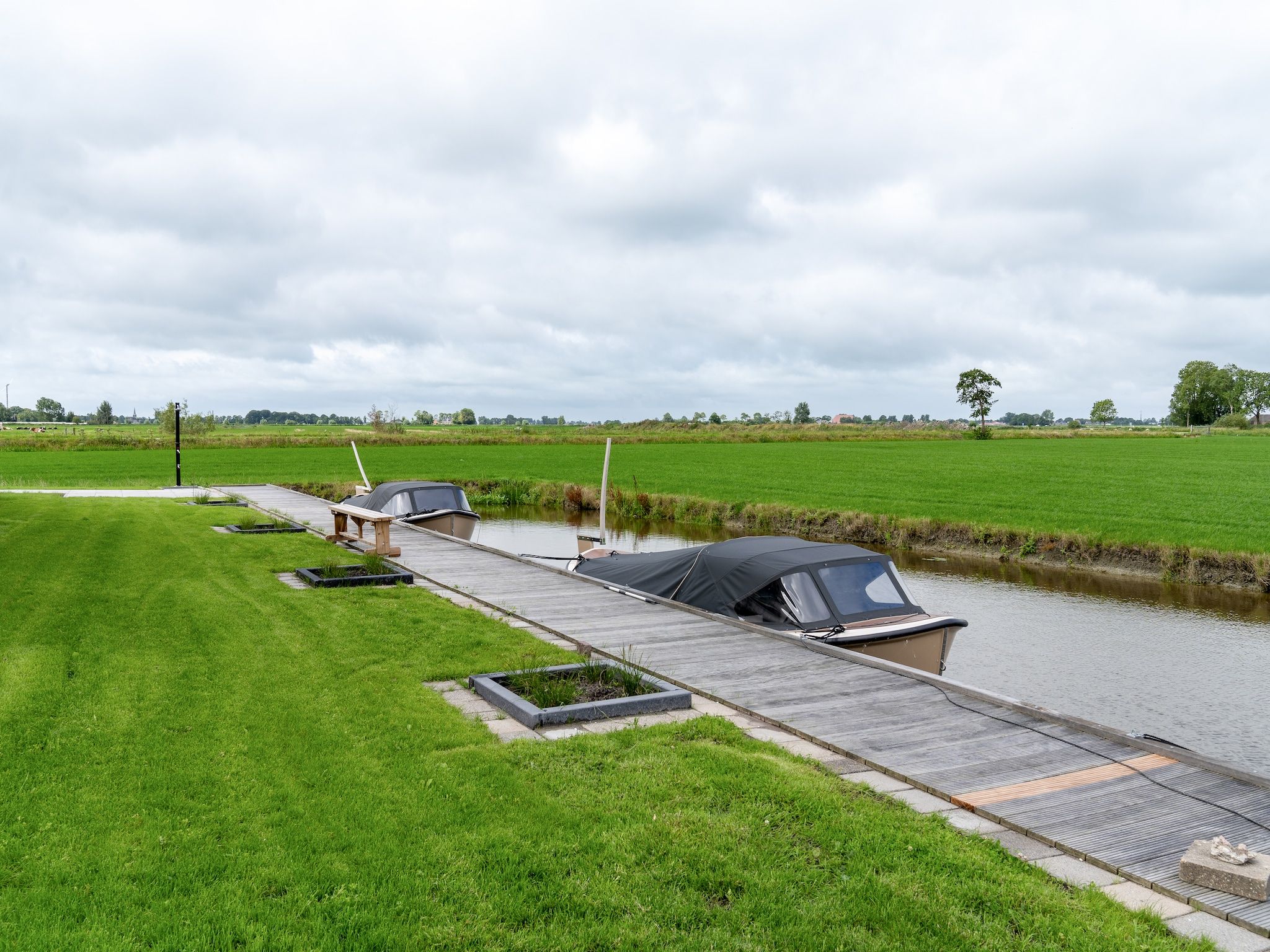 De tuin van 20 persoons villa in Leons