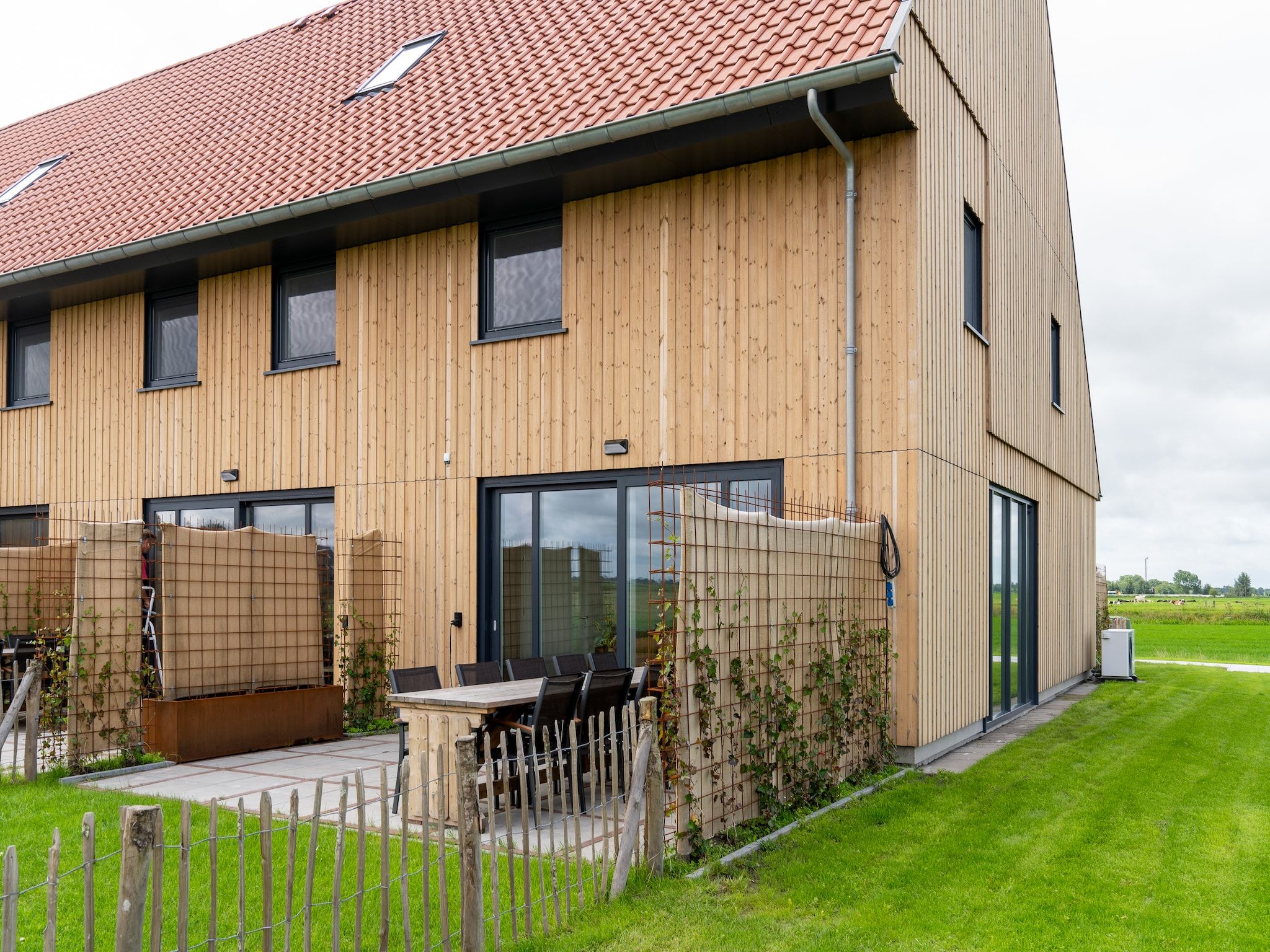 De buitenkant van 20 persoons villa in Leons