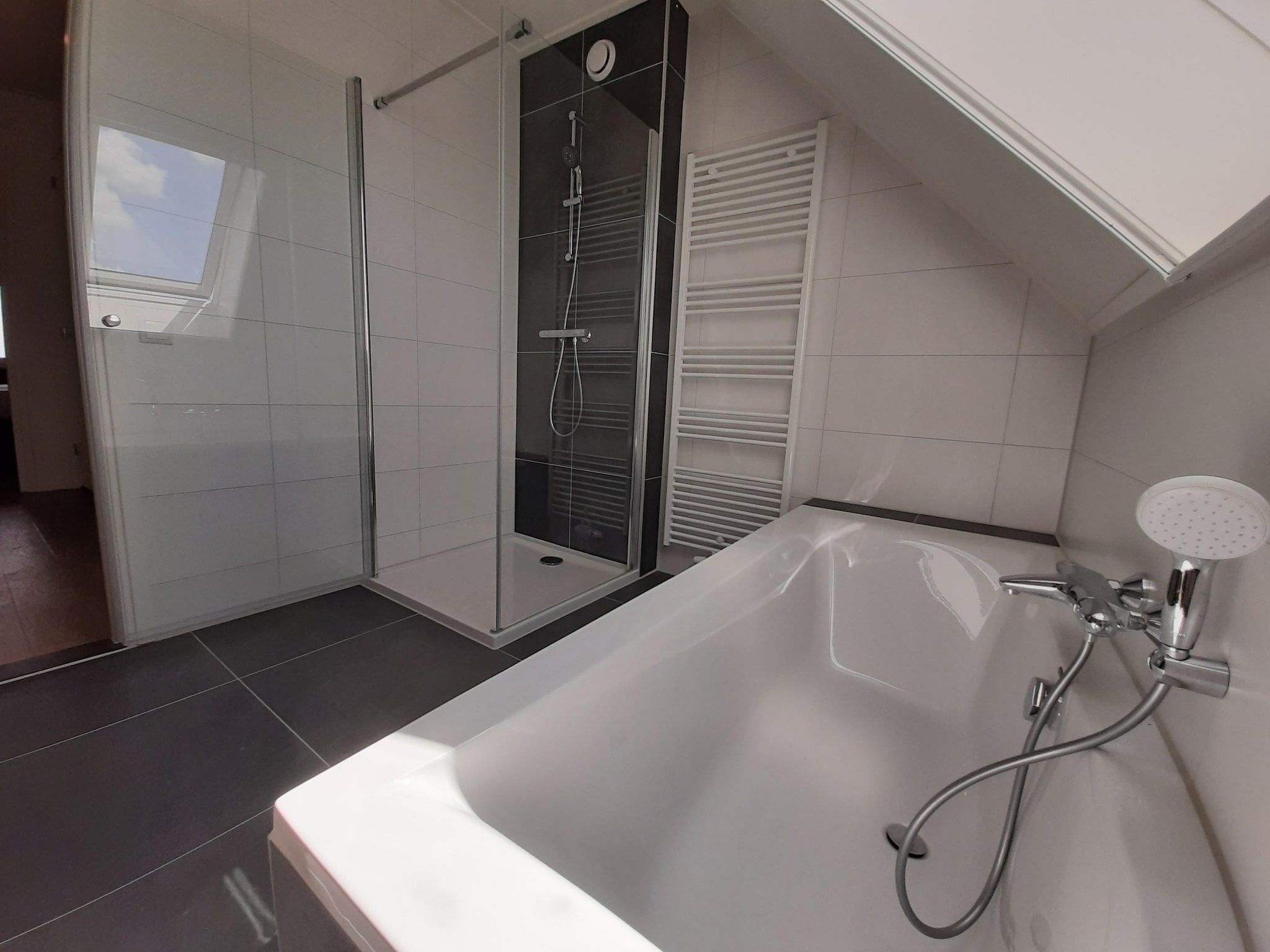 De badkamer van 20 persoons villa in Leons