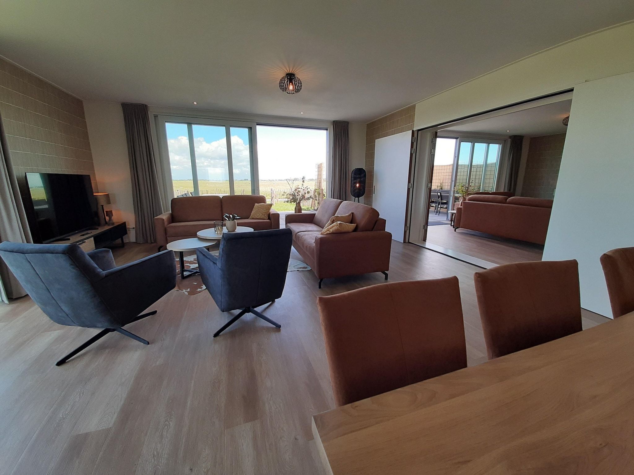 De woonkamer van 20 persoons villa in Leons