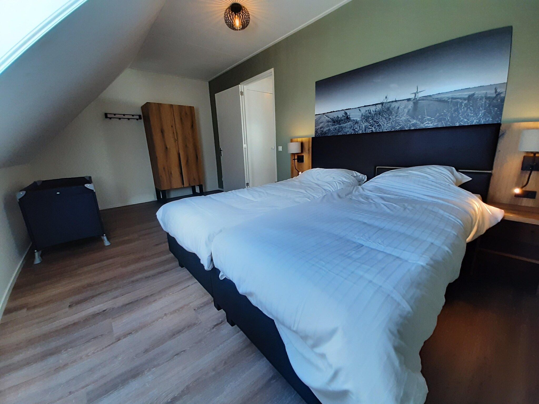 Een slaapkamer van combinatie van 2x 10 persoons woning in Leons