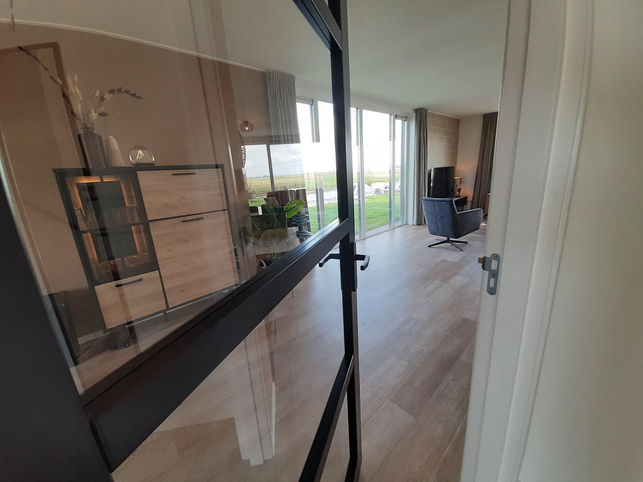 De woonkamer van combinatie van 2x 10 persoons woning in Leons