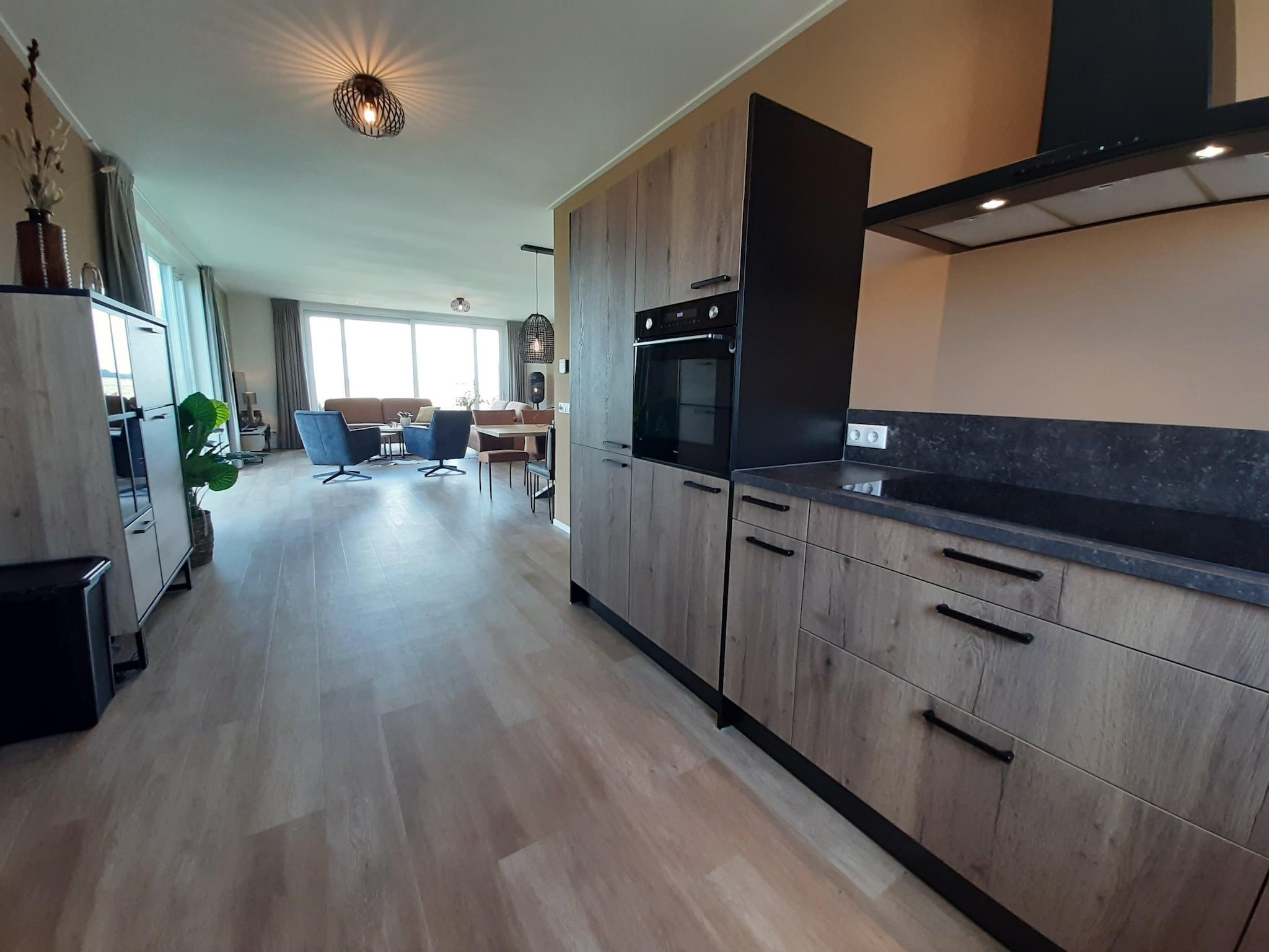 De keuken van combinatie van 2x 10 persoons woning in Leons