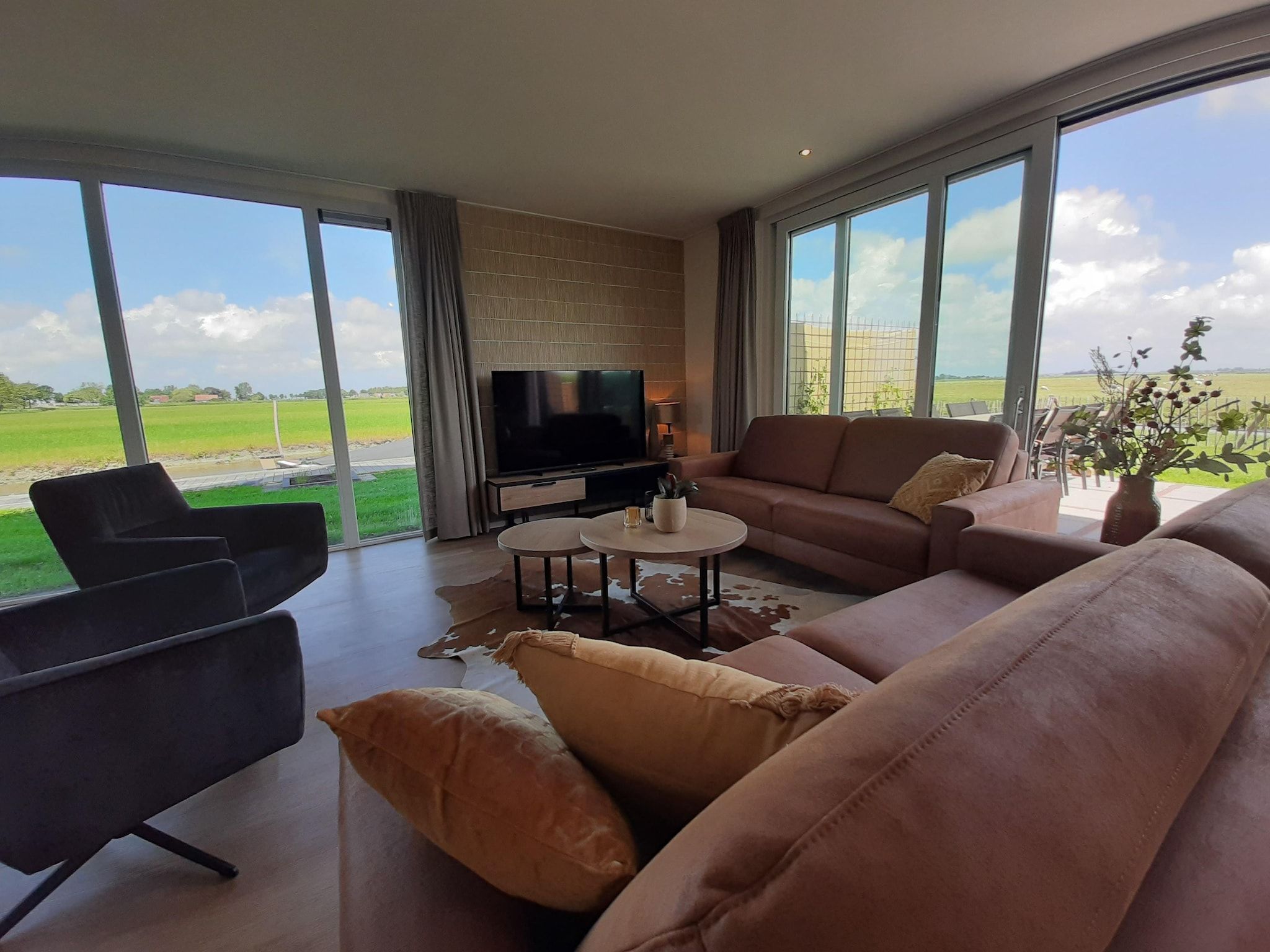 De woonkamer van combinatie van 2x 10 persoons woning in Leons