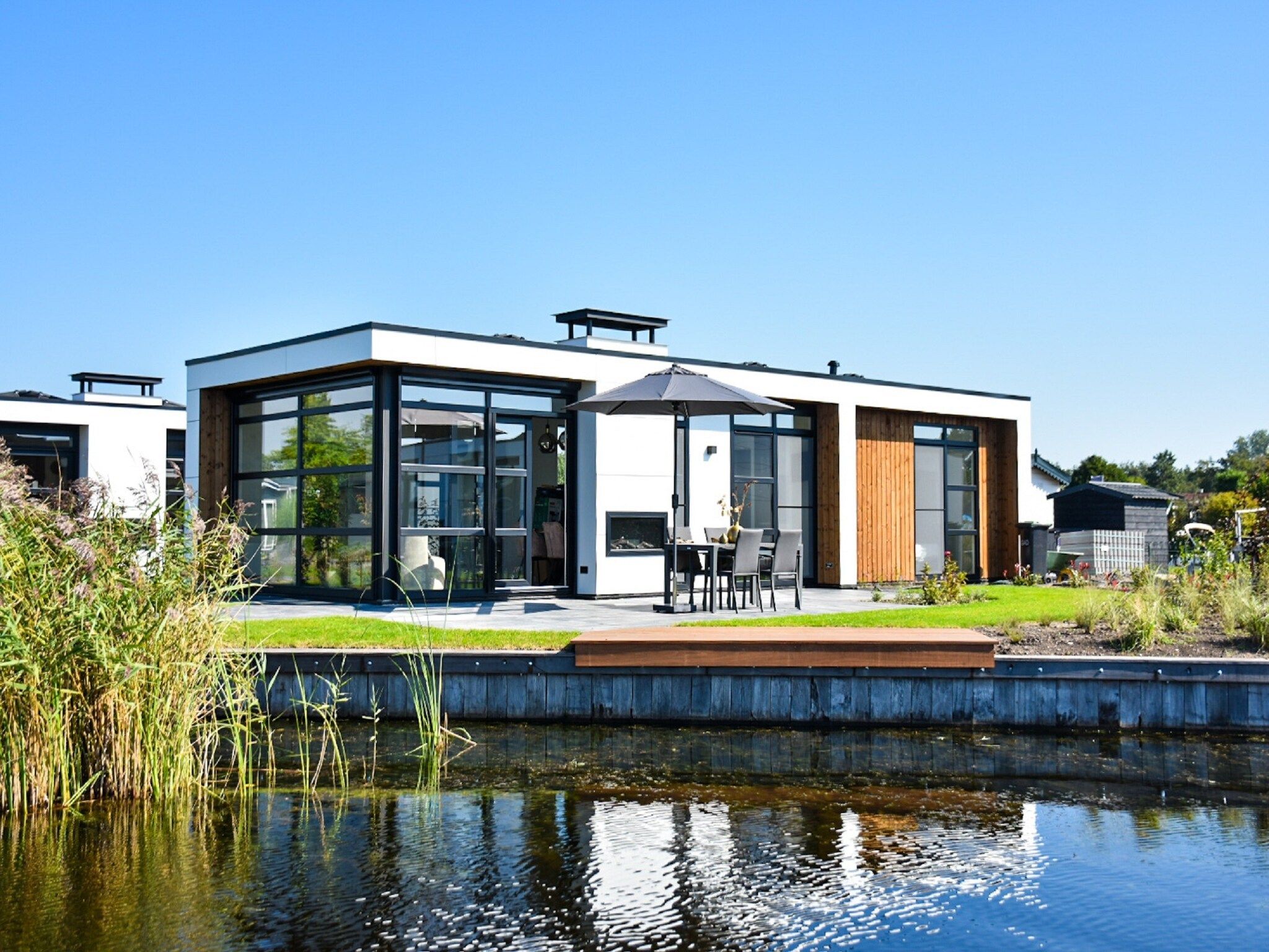 De buitenkant van MarinaPark Nieuw Loosdrecht 1 in Nieuw-Loosdrecht