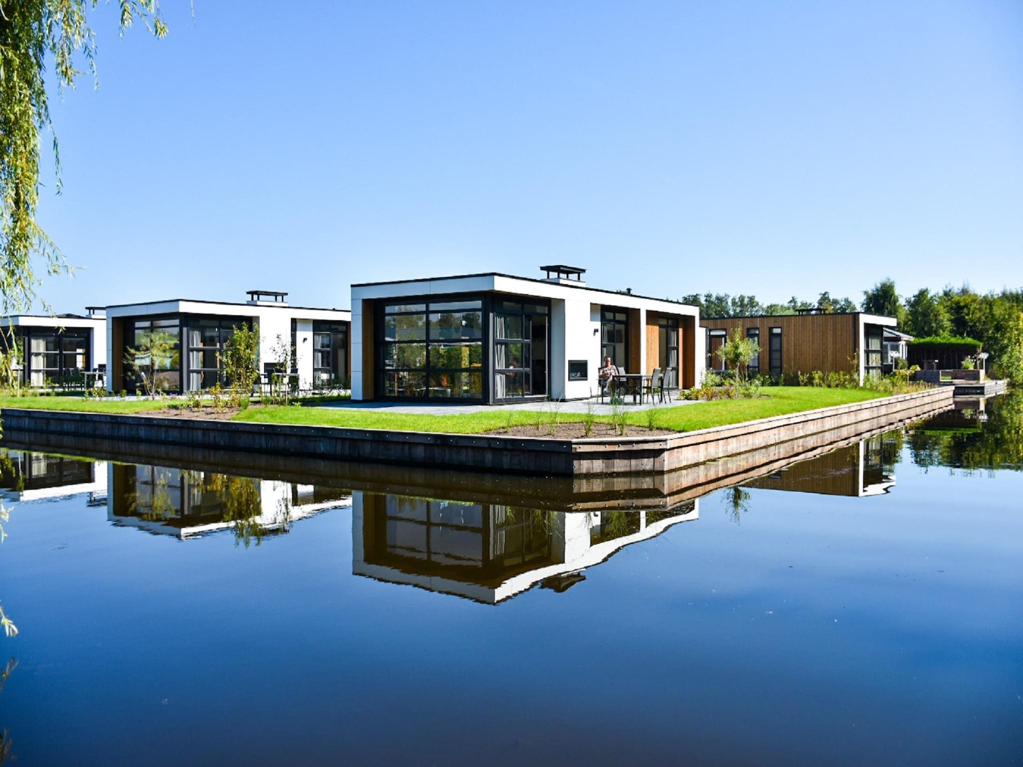 De buitenkant van MarinaPark Nieuw Loosdrecht 1 in Nieuw-Loosdrecht