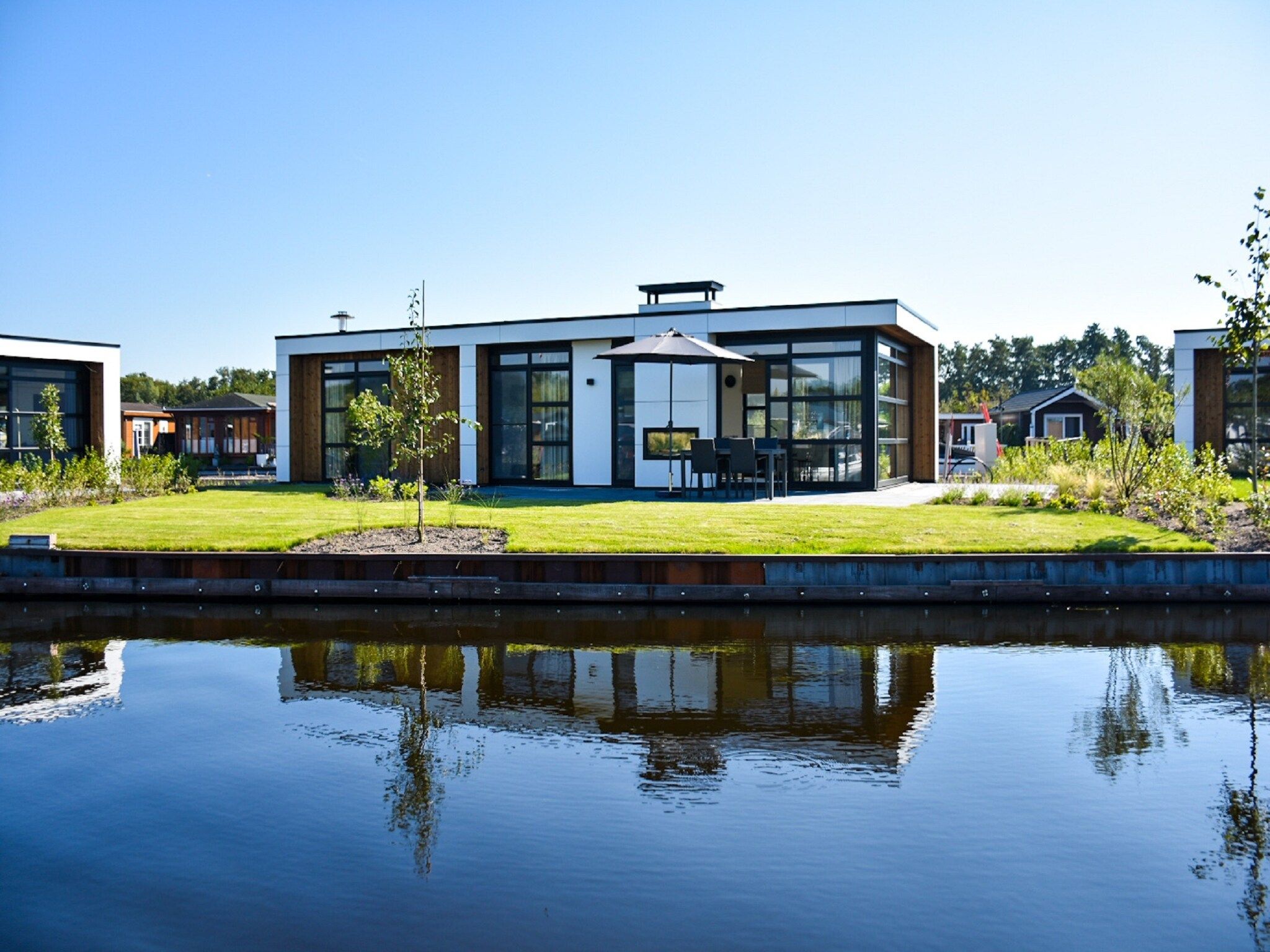 De buitenkant van MarinaPark Nieuw Loosdrecht 2 in Nieuw-Loosdrecht