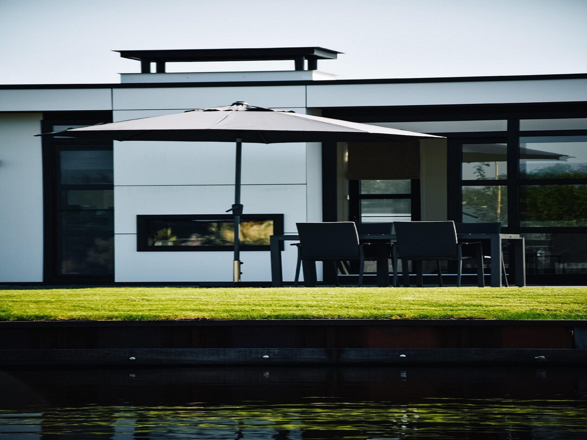 De tuin van MarinaPark Nieuw Loosdrecht 2 in Nieuw-Loosdrecht
