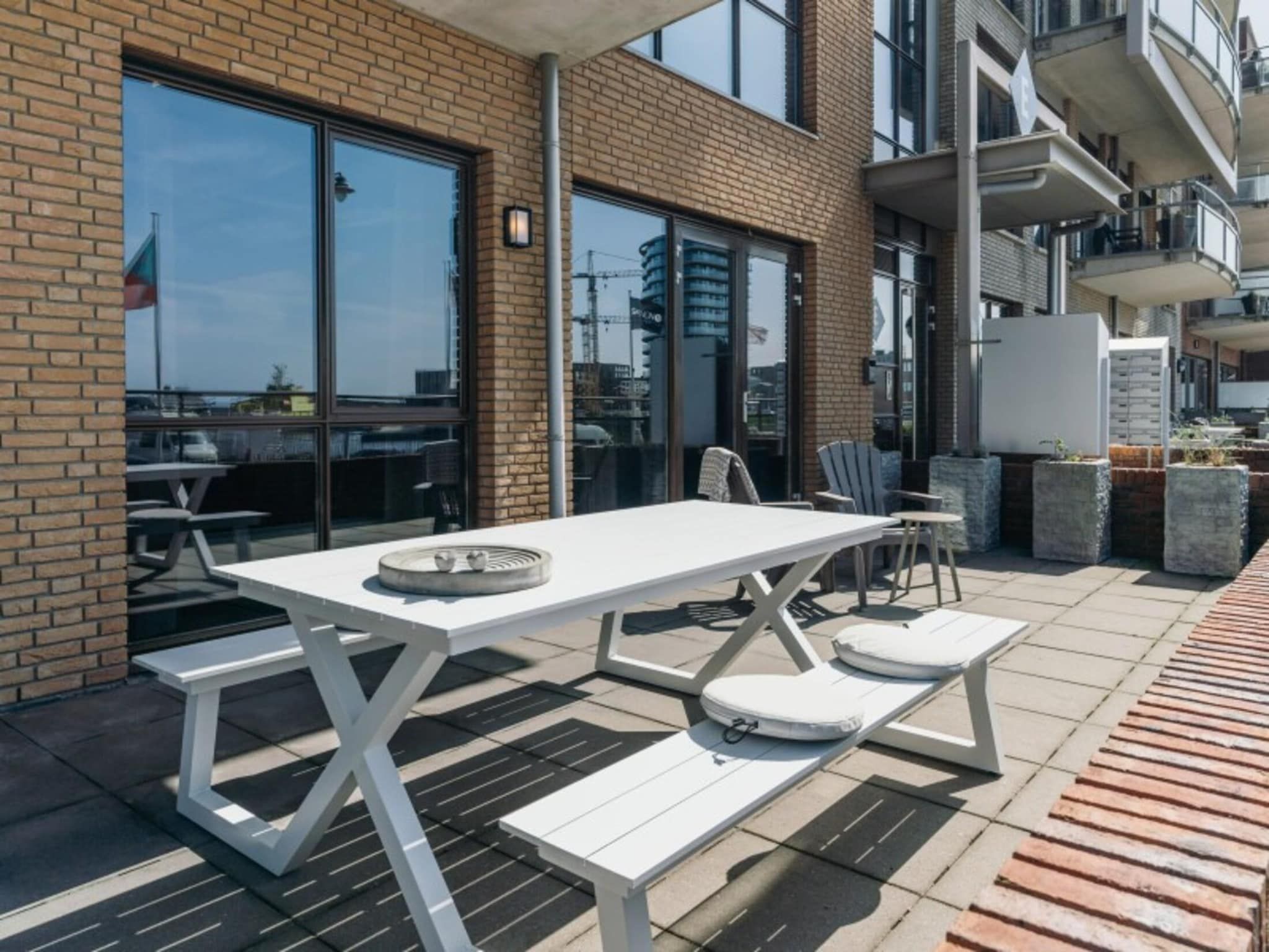 Het terras van Scheveningen Harbour 16 in Scheveningen