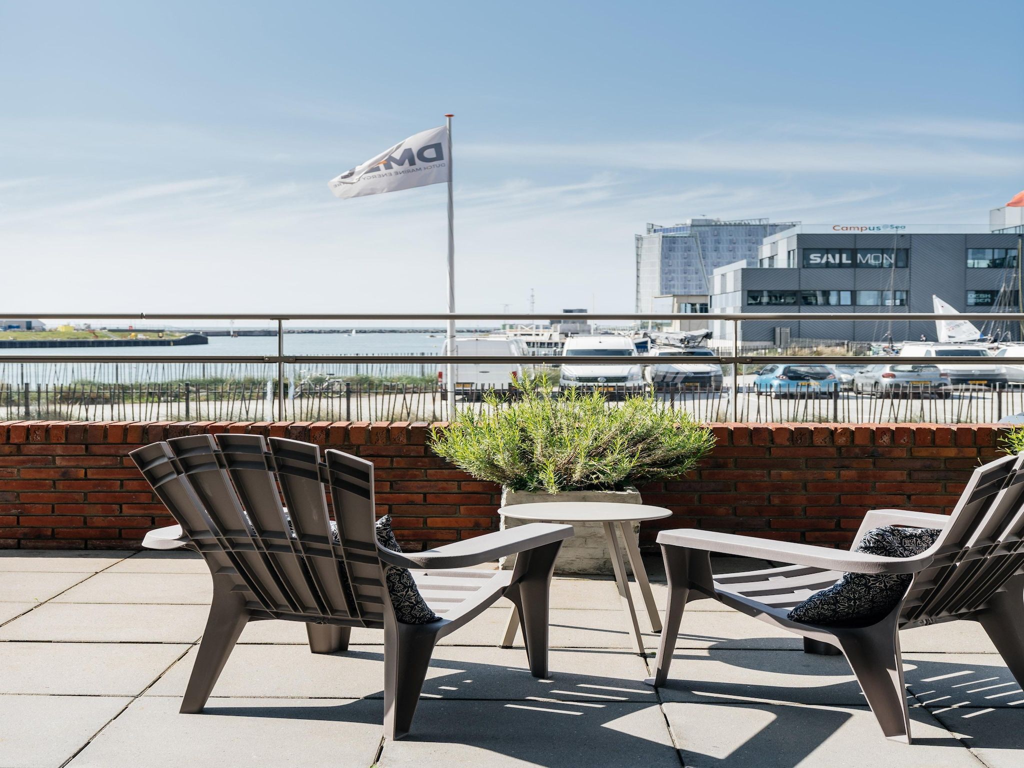 Het terras van Scheveningen Harbour 18C in Scheveningen