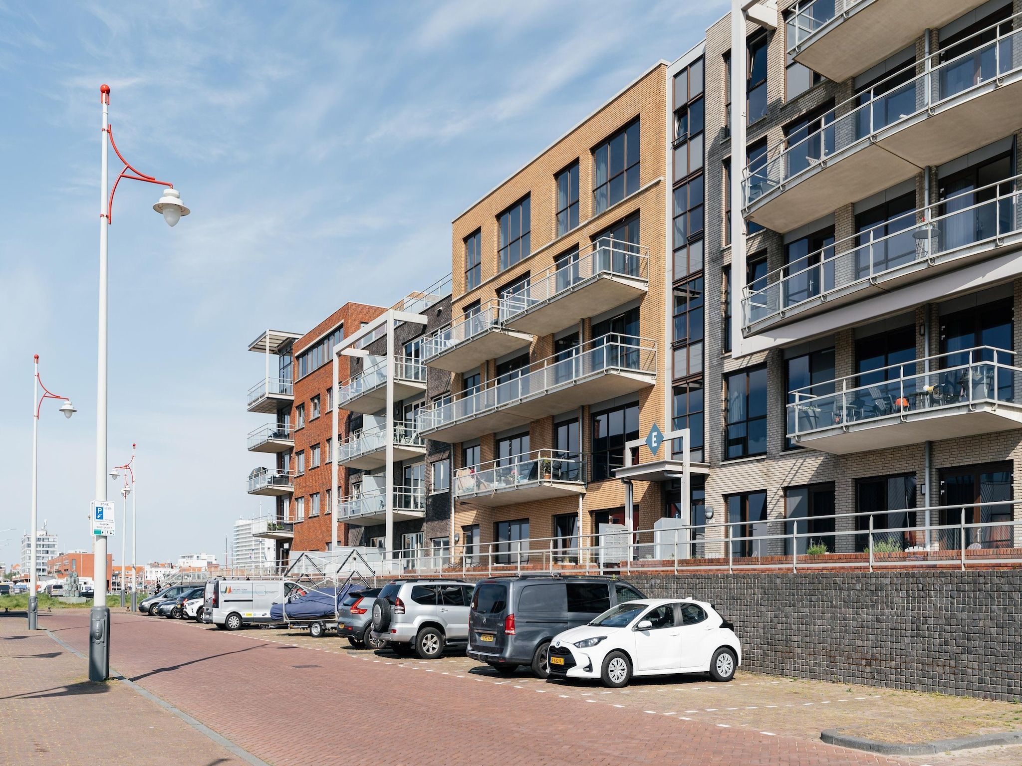 De buitenkant van Scheveningen Harbour 18C in Scheveningen