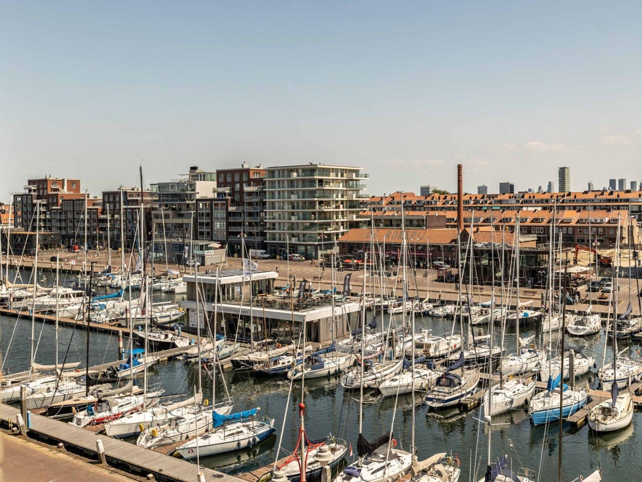 De buitenkant van Scheveningen Harbour 66A in Scheveningen