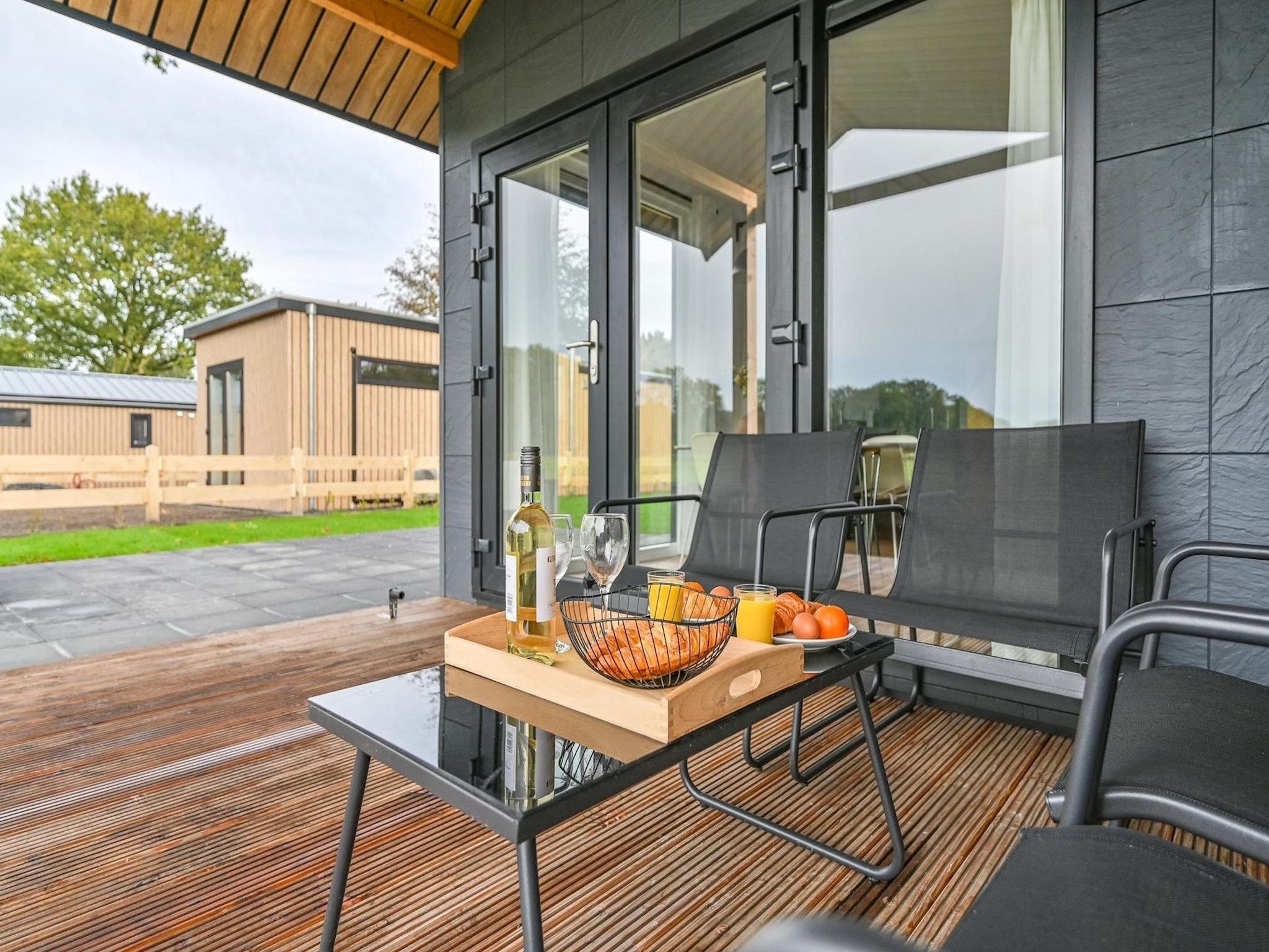 Het terras van Resort Drentse Weelde 1 in Hoogersmilde