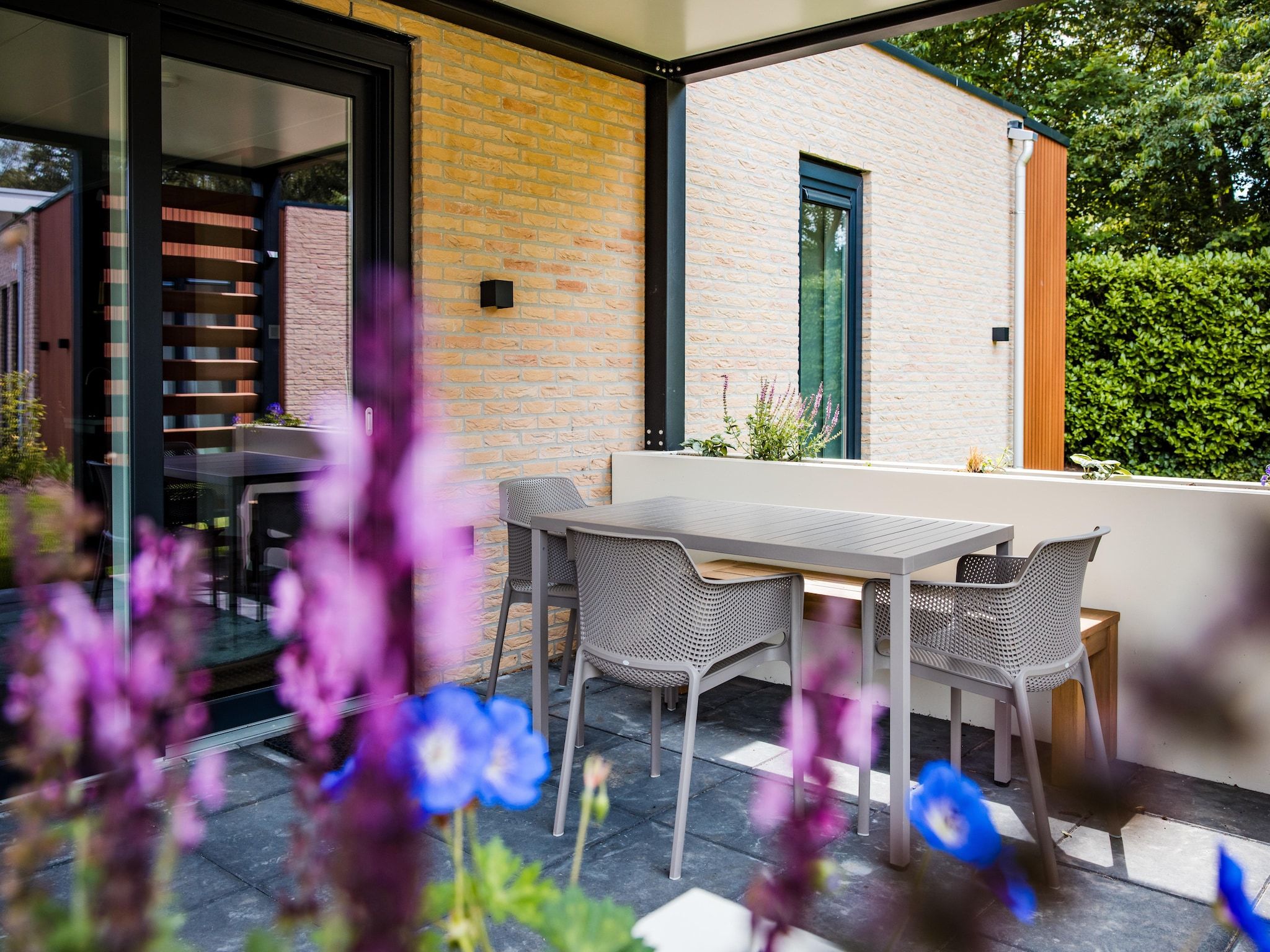 Het terras van Dwergarend 17-20 in Voorthuizen