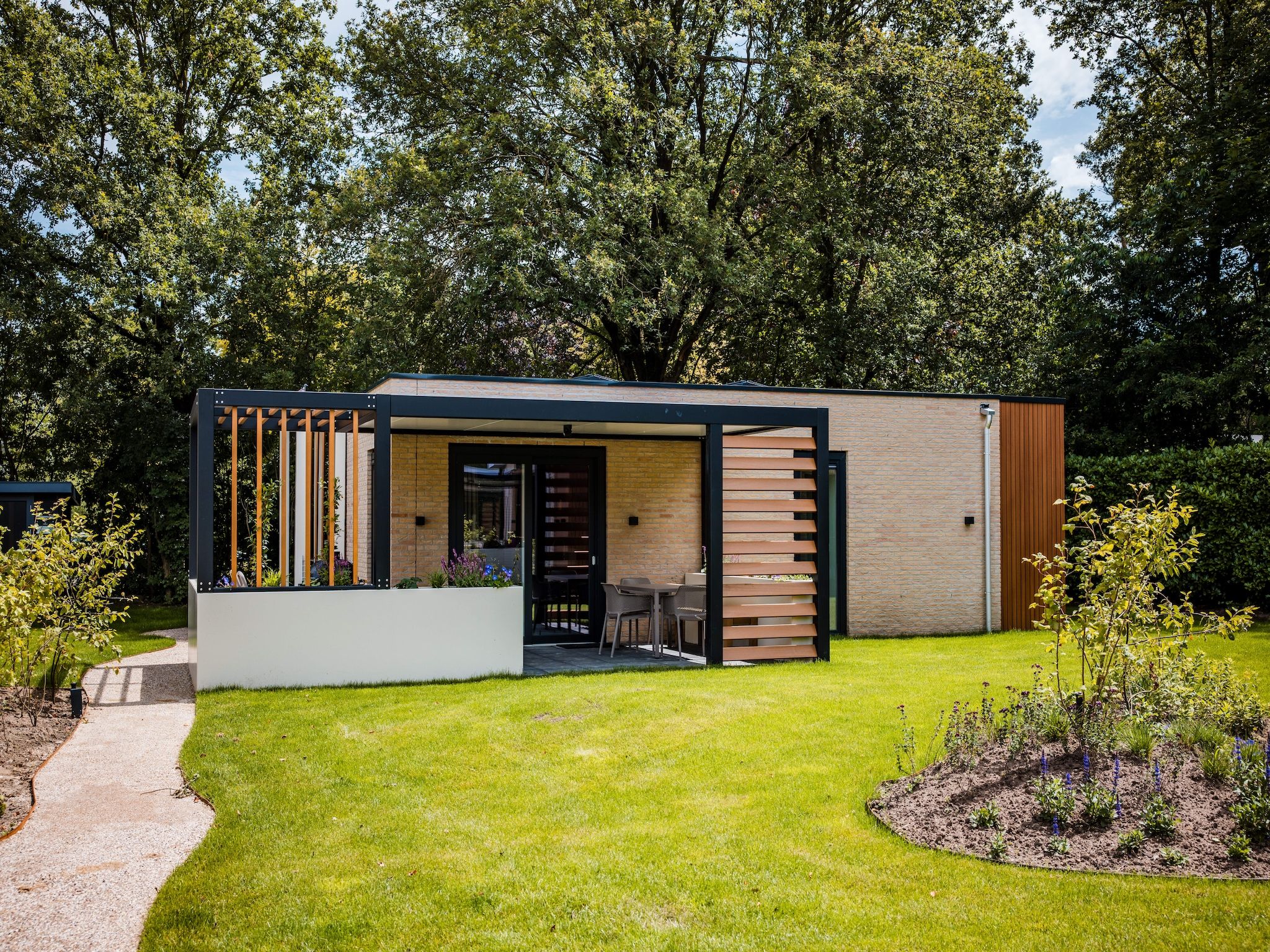 De buitenkant van Dwergarend 17-25 in Voorthuizen
