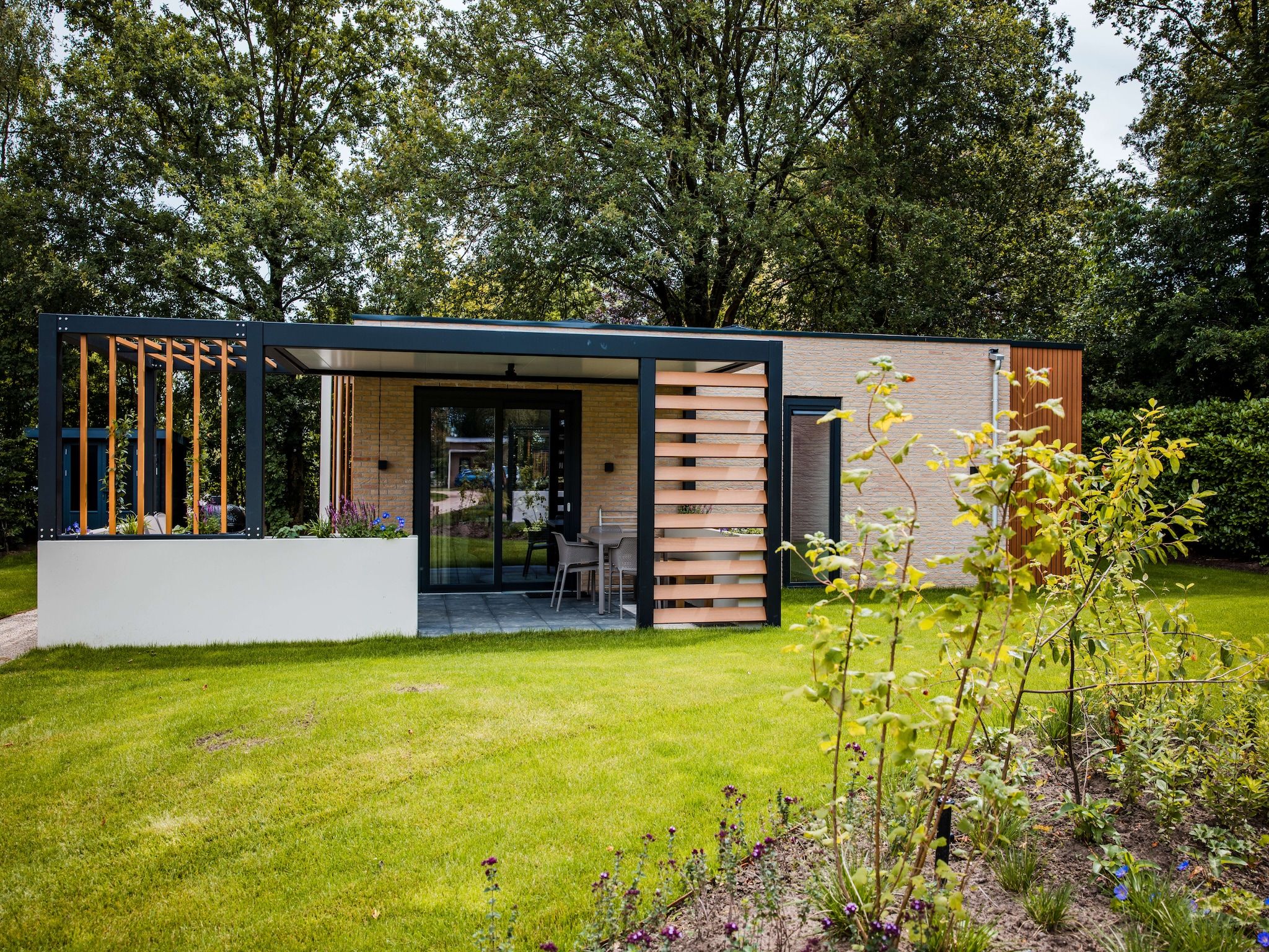 De buitenkant van Dwergarend 17-26 in Voorthuizen