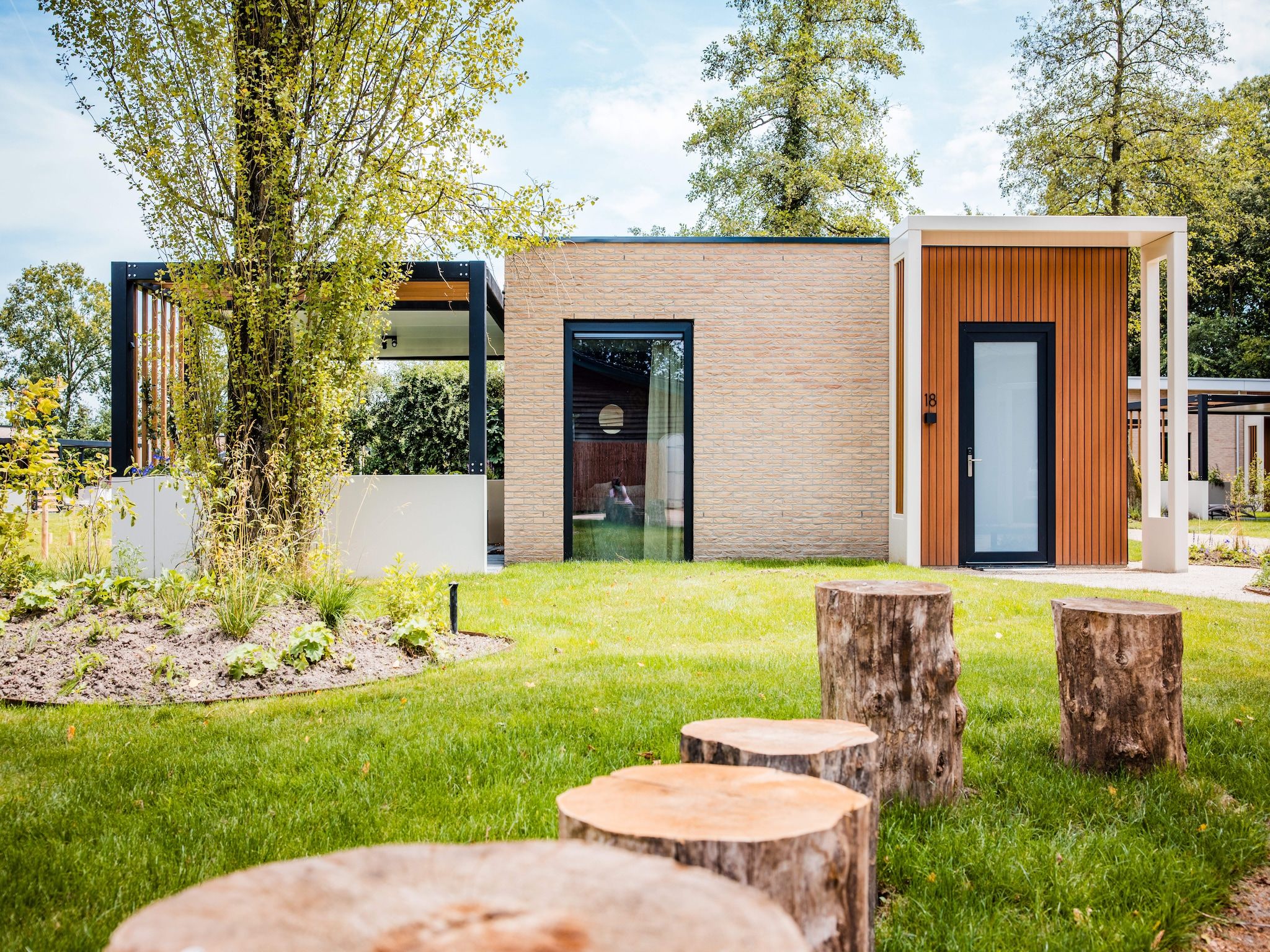 De buitenkant van Dwergarend 17-30 in Voorthuizen
