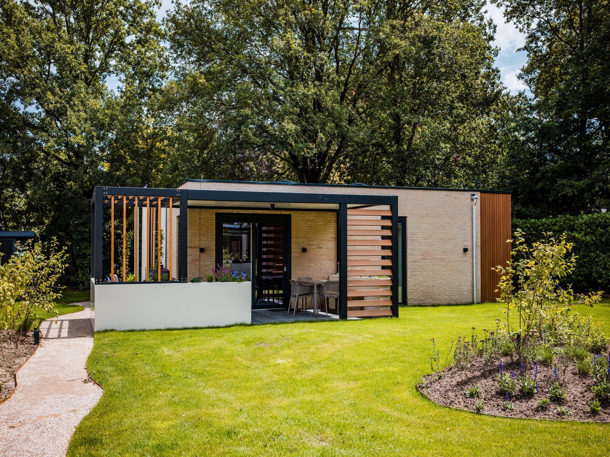 De buitenkant van Dwergarend 17-34 in Voorthuizen