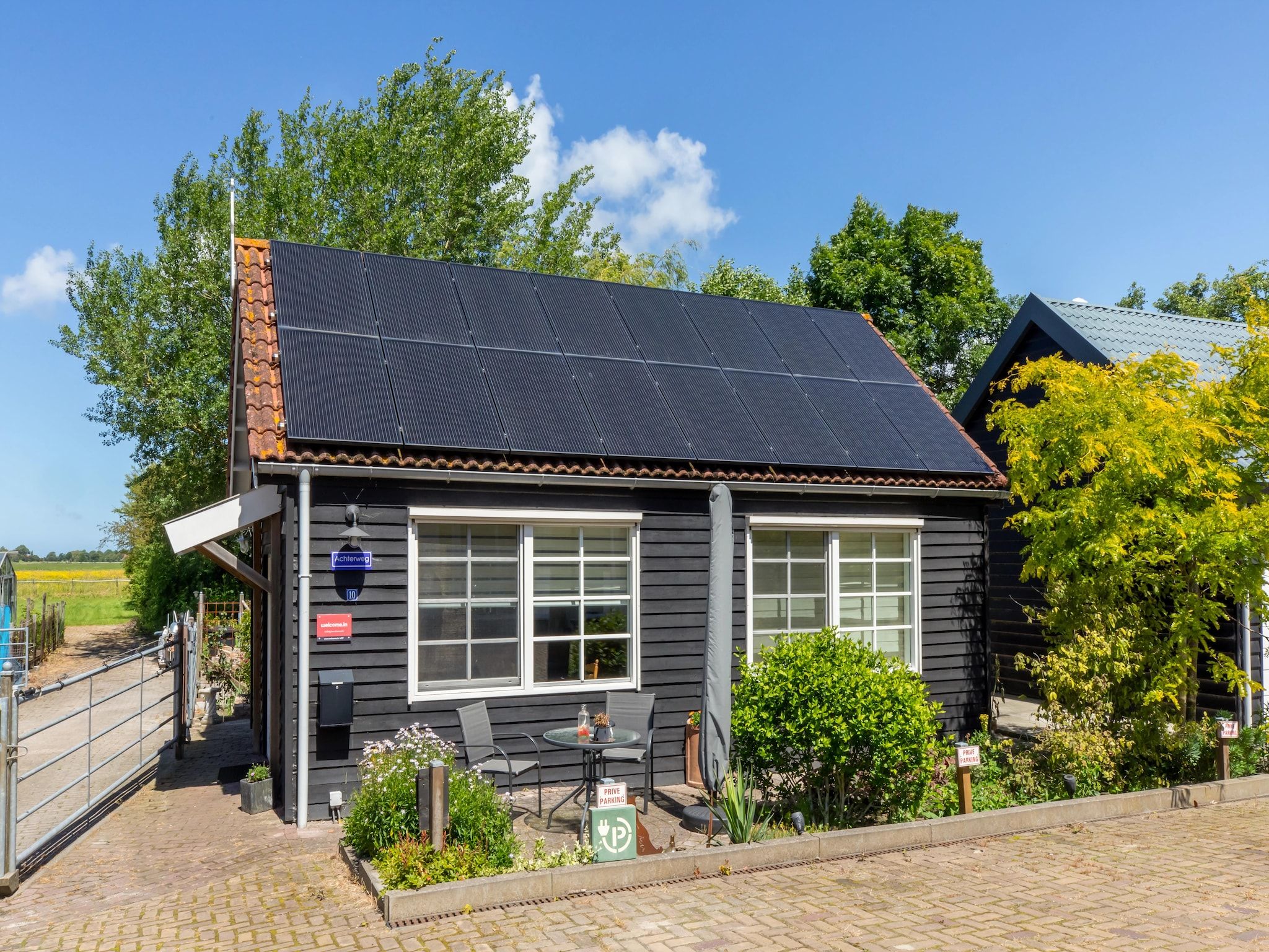 De buitenkant van Achterweg 10 l Zonnemaire 'Sol e Mar' in Zonnemaire