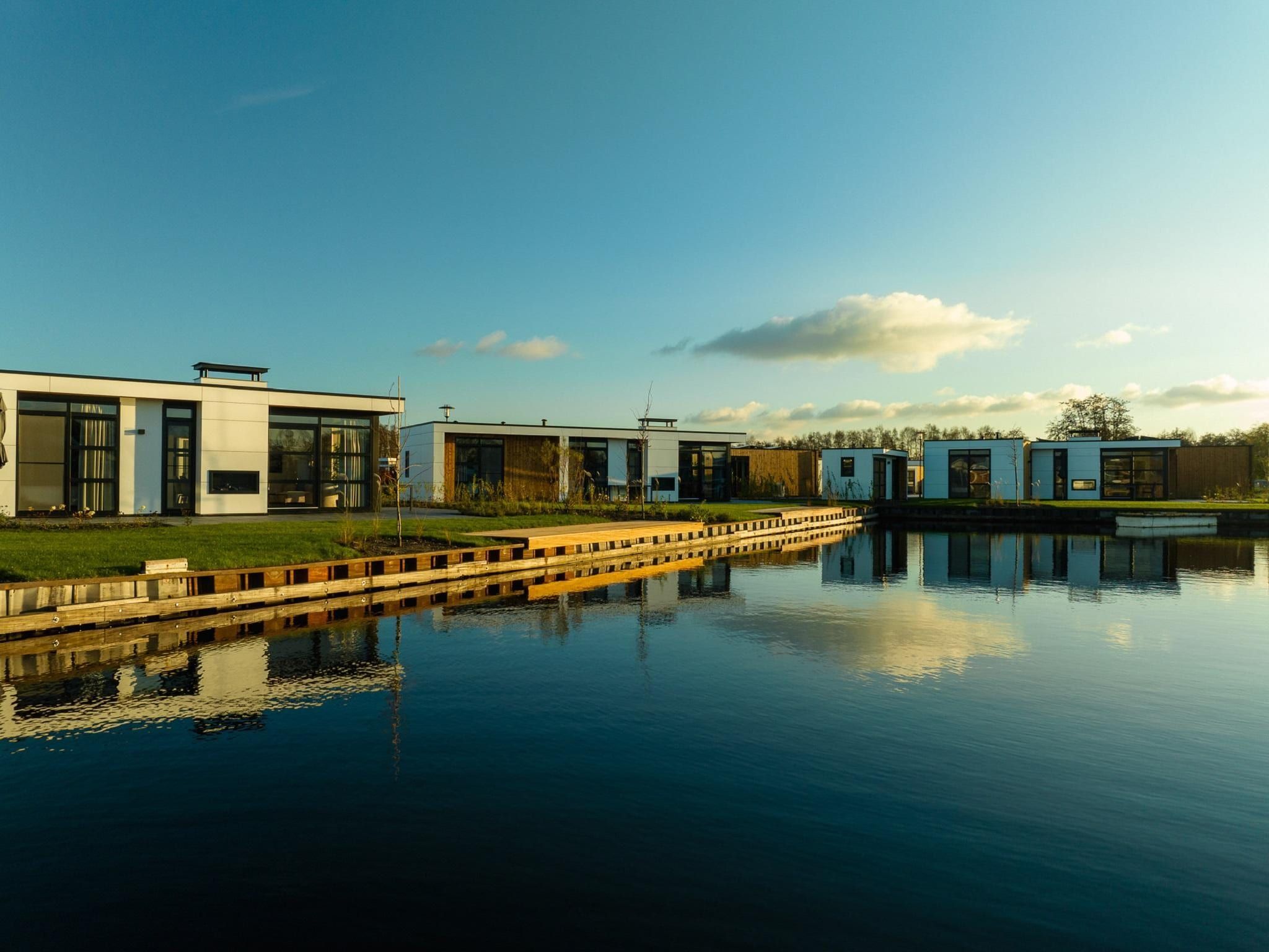 De buitenkant van MarinaPark Nieuw Loosdrecht 3 in Nieuw-Loosdrecht