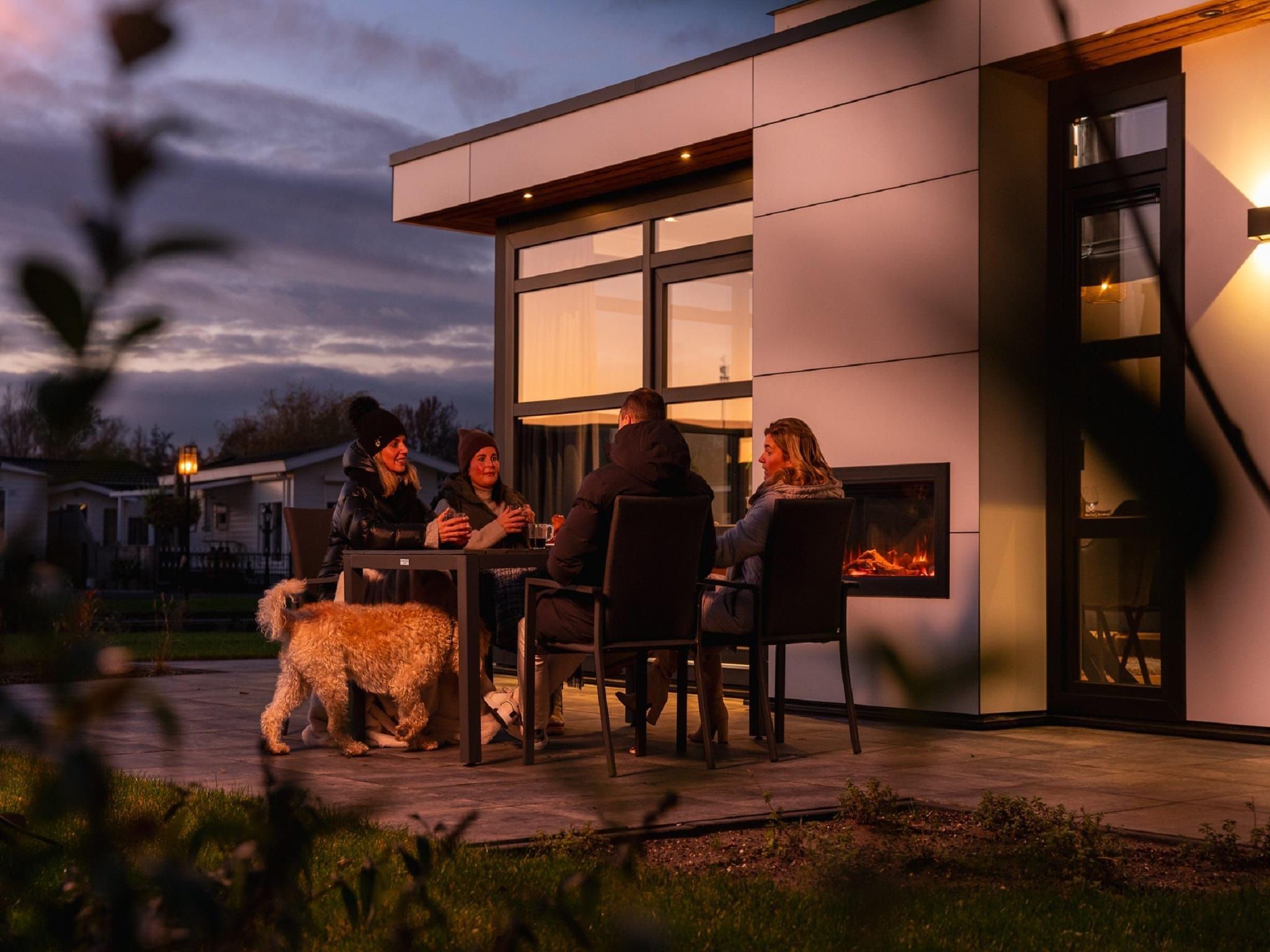 Het terras van MarinaPark Nieuw Loosdrecht 3 in Nieuw-Loosdrecht