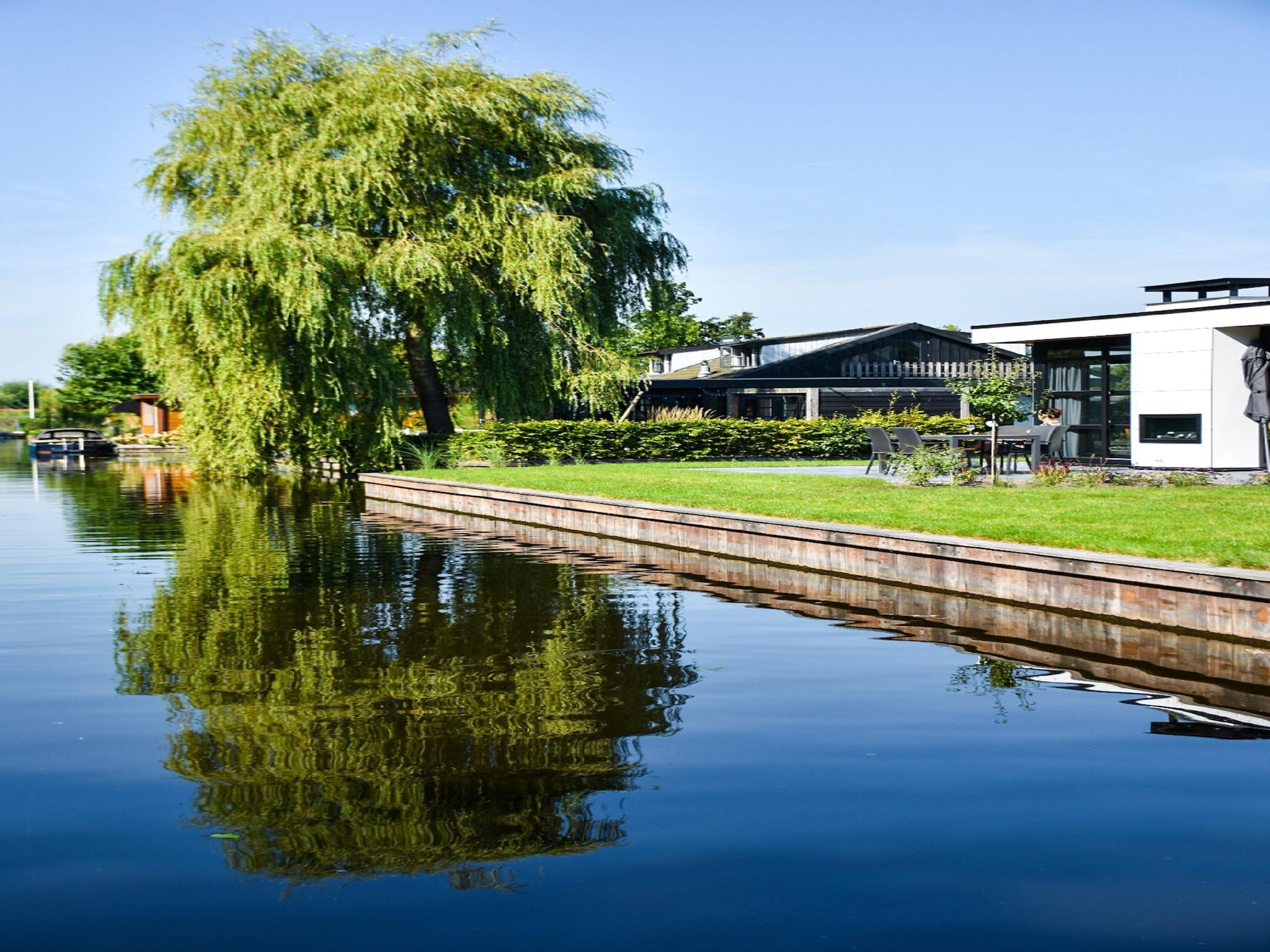 De tuin van MarinaPark Nieuw Loosdrecht 3 in Nieuw-Loosdrecht