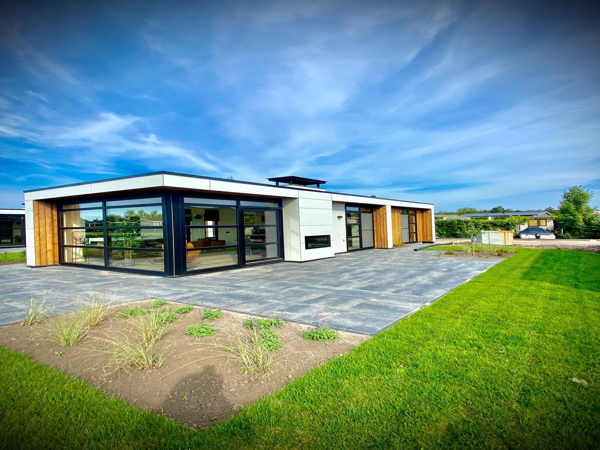 De tuin van MarinaPark Nieuw Loosdrecht 3 in Nieuw-Loosdrecht