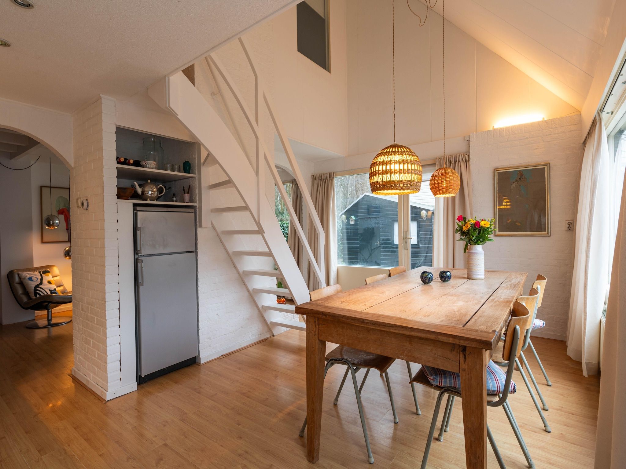 De eetkamer van Casa Duna in Noordwijkerhout