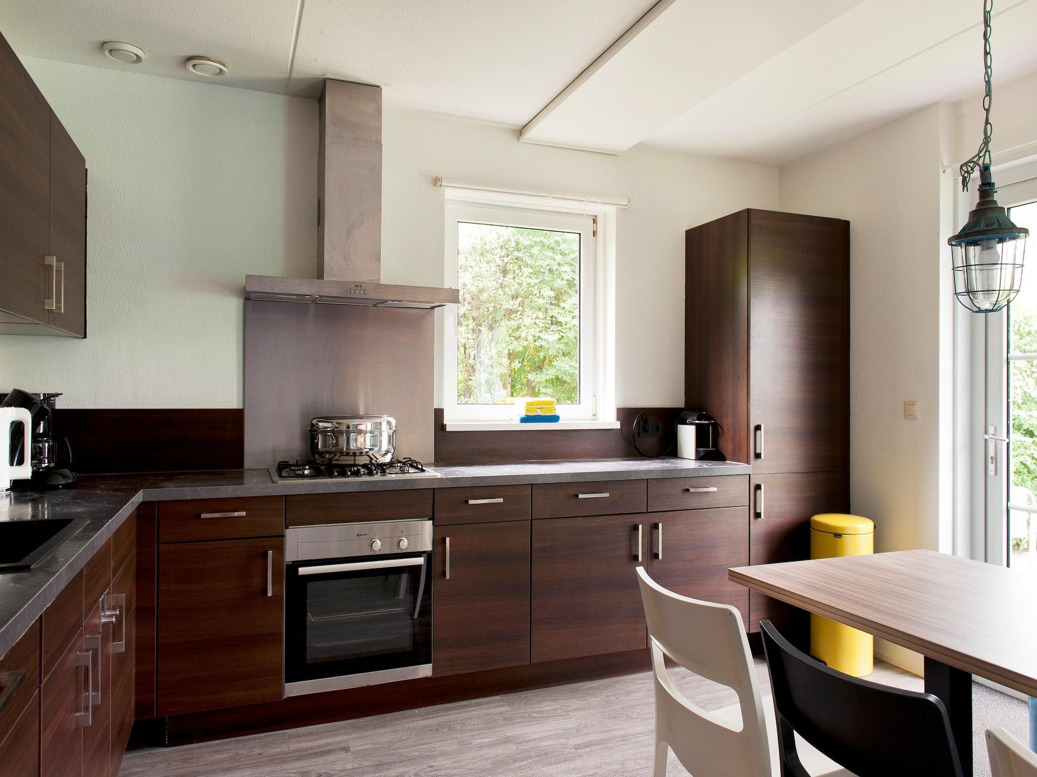 De keuken van Grand Tolve Wellness de luxe met sauna buitenspa & sloep in Earnewald