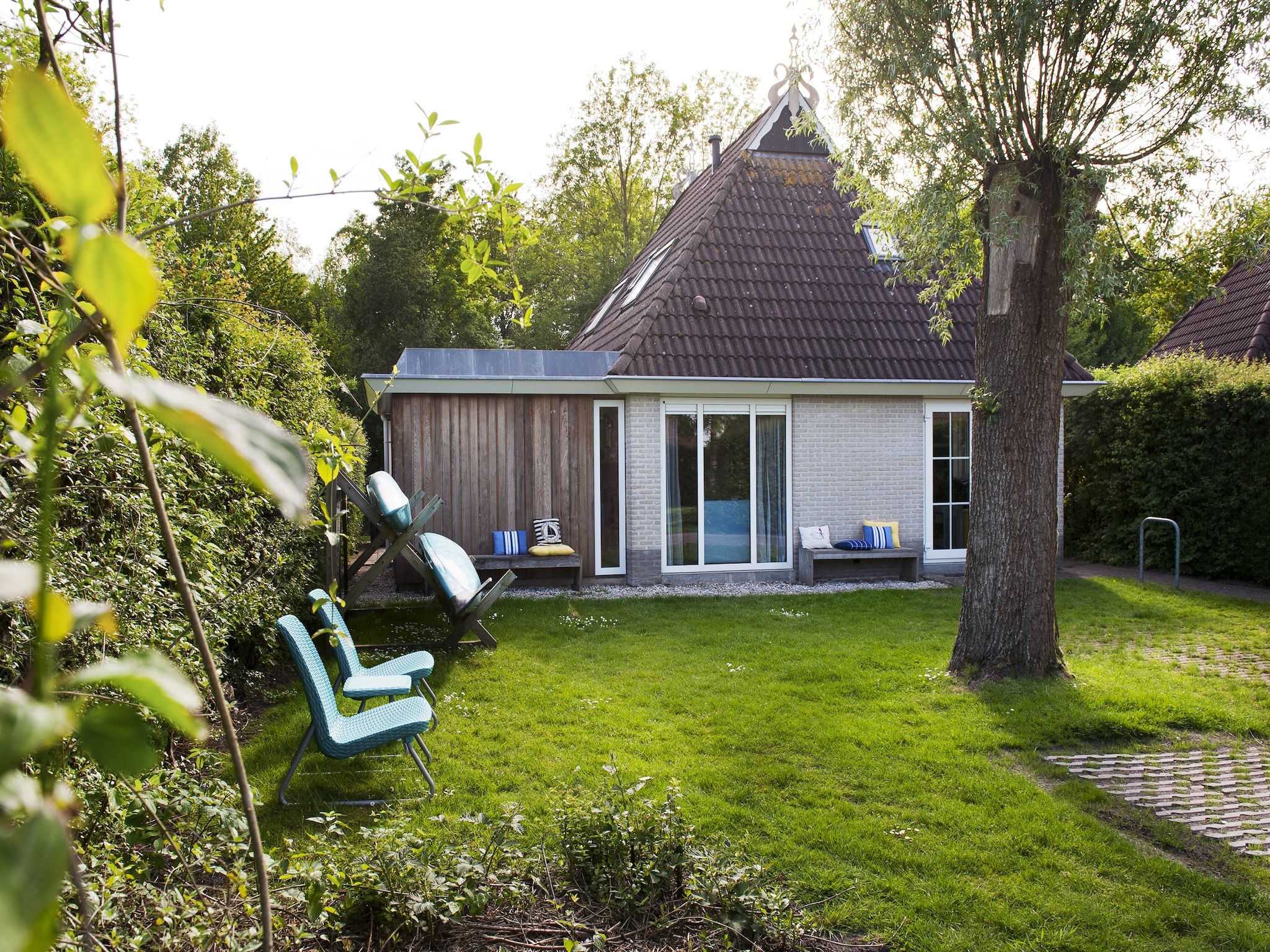 De buitenkant van Grand Tolve Wellness de luxe met sauna buitenspa & sloep in Earnewald