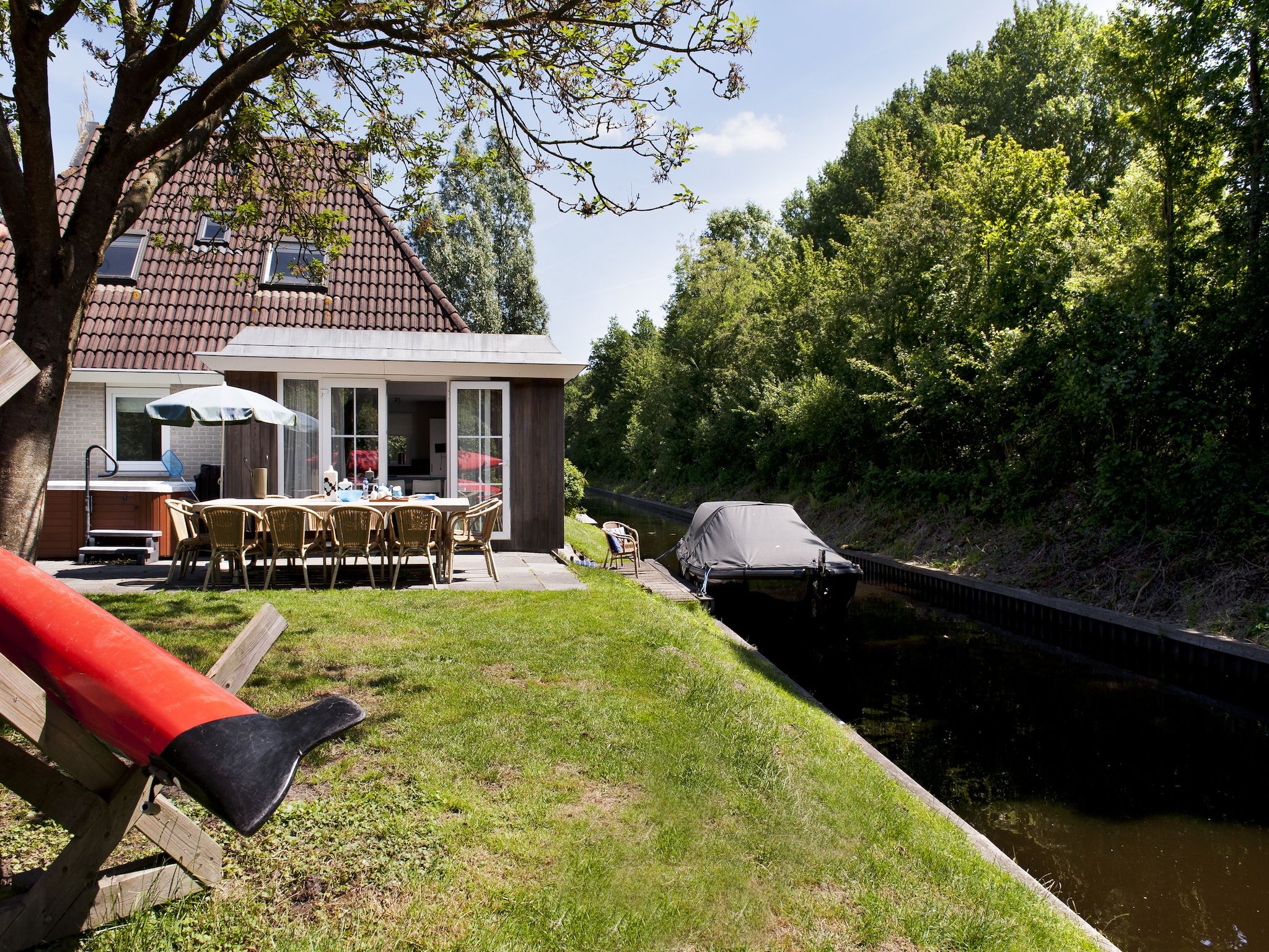 De buitenkant van Grand Tolve Wellness de luxe met sauna buitenspa in Earnewald