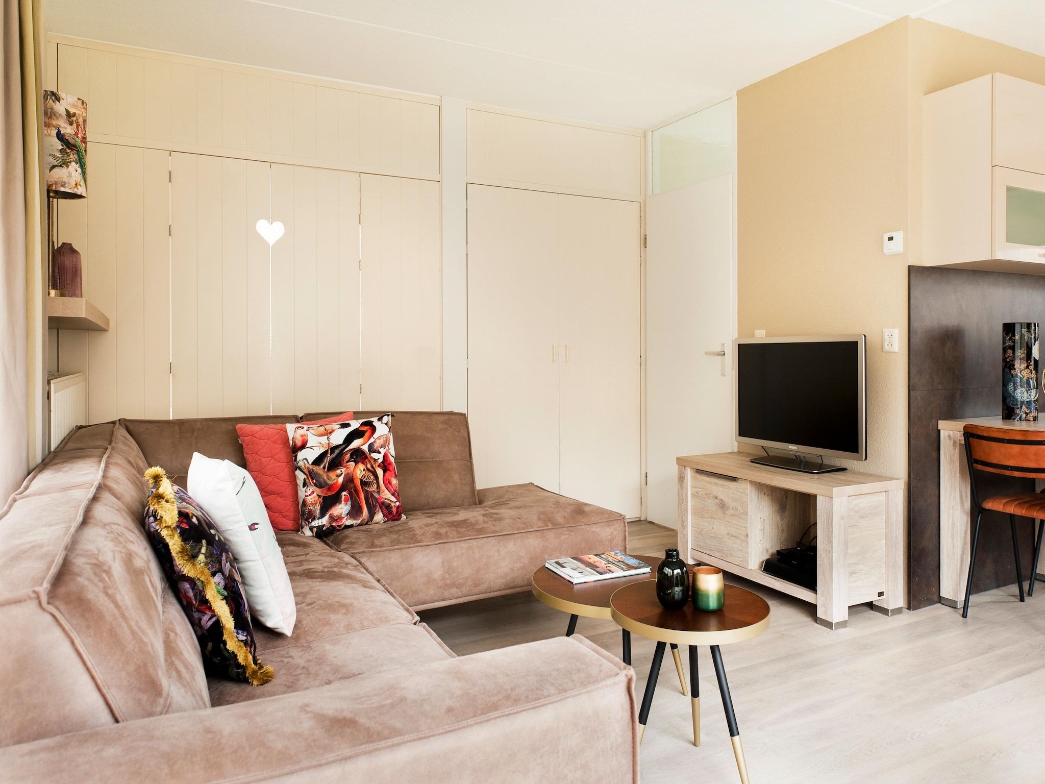 De woonkamer van Fisker Wellness de Luxe VIP met sloep en buitenspa / 6 pers in Earnewald