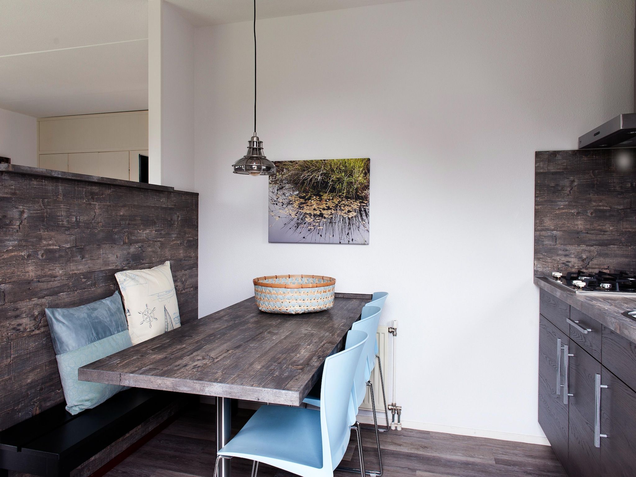 De eetkamer van Fisker Wellness de Luxe VIP met sloep en buitenspa / 6 pers in Earnewald