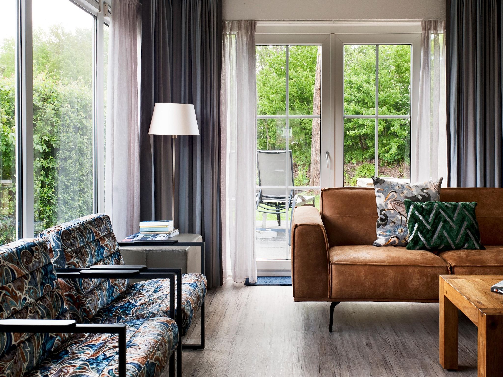 De woonkamer van Fisker Wellness de Luxe VIP met sloep en buitenspa / 6 pers in Earnewald