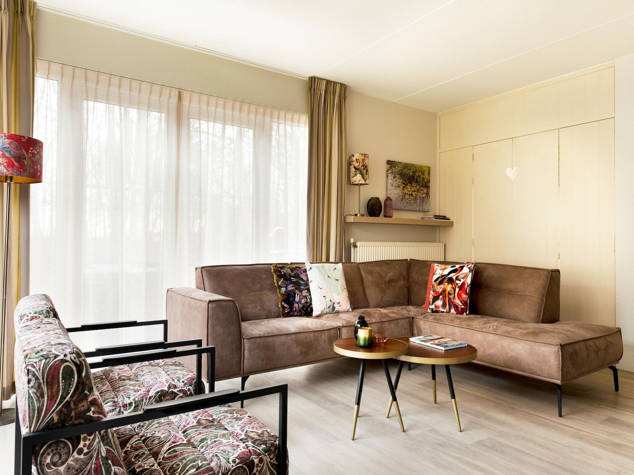 De woonkamer van Fisker Wellness de Luxe VIP met sloep en buitenspa / 6 pers in Earnewald