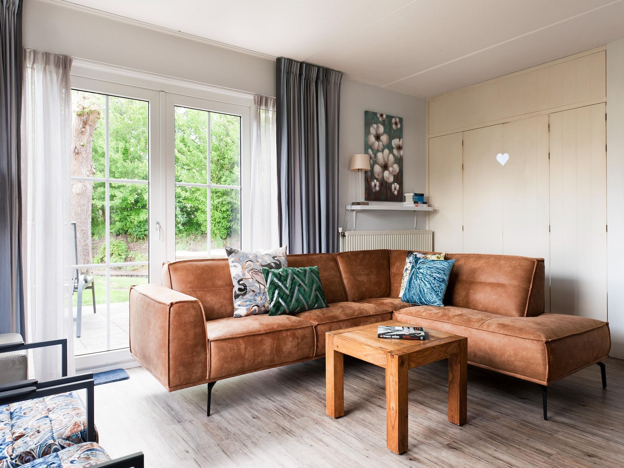 De woonkamer van Fisker Wellness de Luxe VIP met sloep en buitenspa / 6 pers in Earnewald