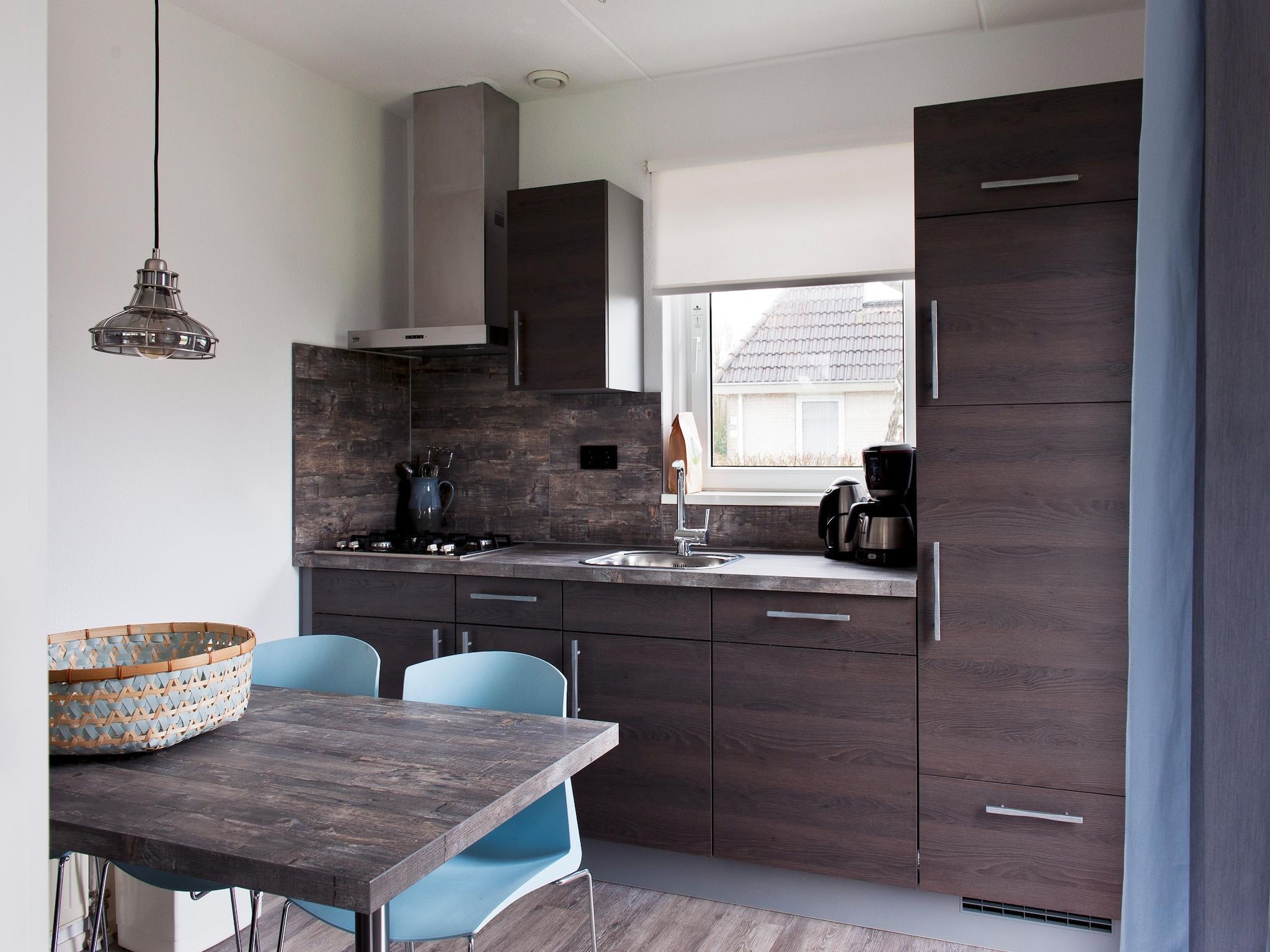 De keuken van Tobke Wellness de luxe VIP met sauna met buitenspa in Earnewald
